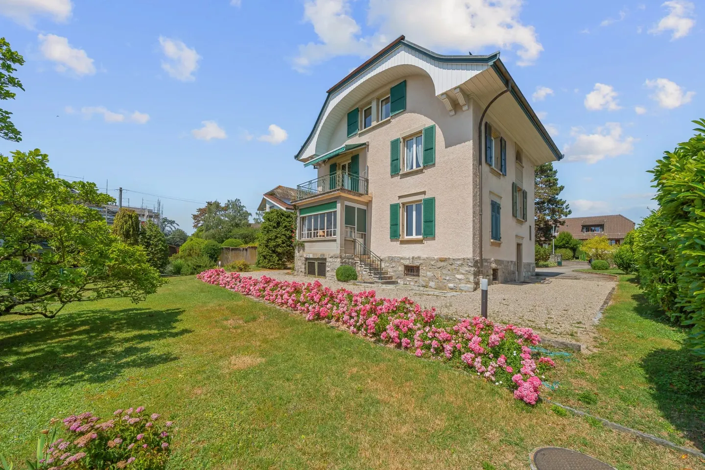 Affascinante Casa Familiare con Vista Lago - Foto 1 di 19