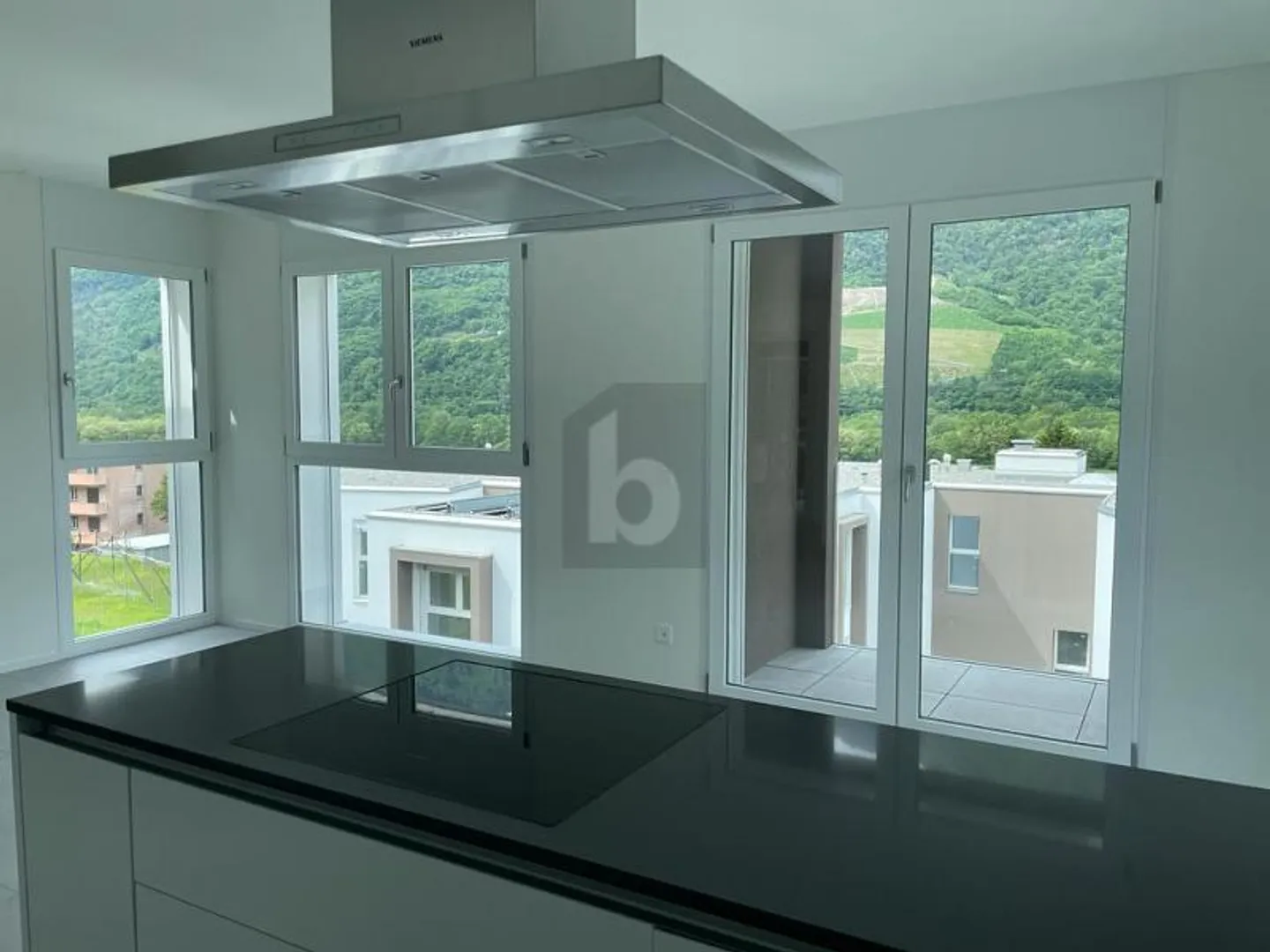 SOLEGGIATO CON BELLA VISTA APERTA - Photo 2 sur 5