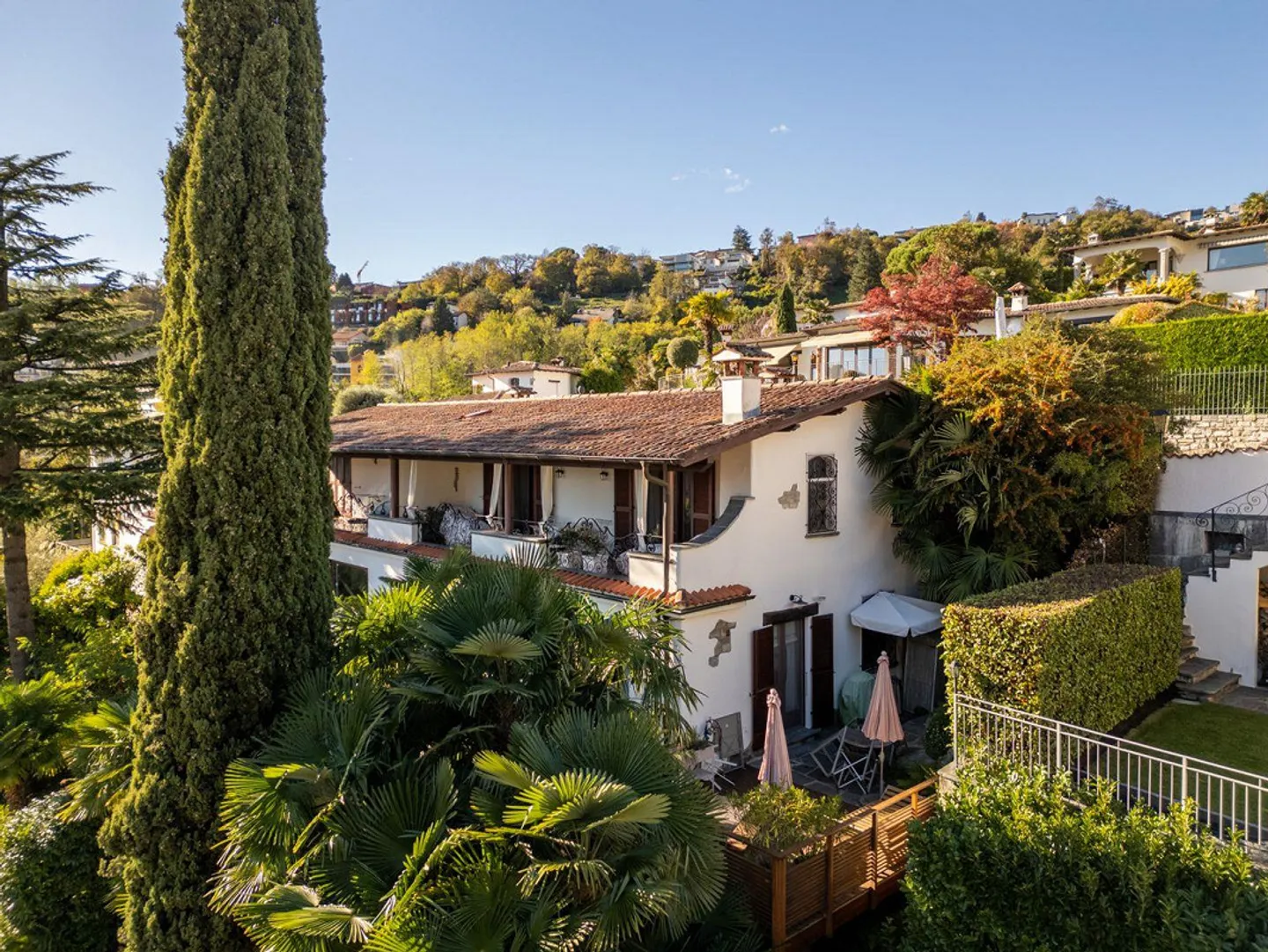 VILLA BIFAMILIARE MEDITERRANEA IN CONTESTO RESIDENZIALE CON VISTA L... - Foto 1 di 13