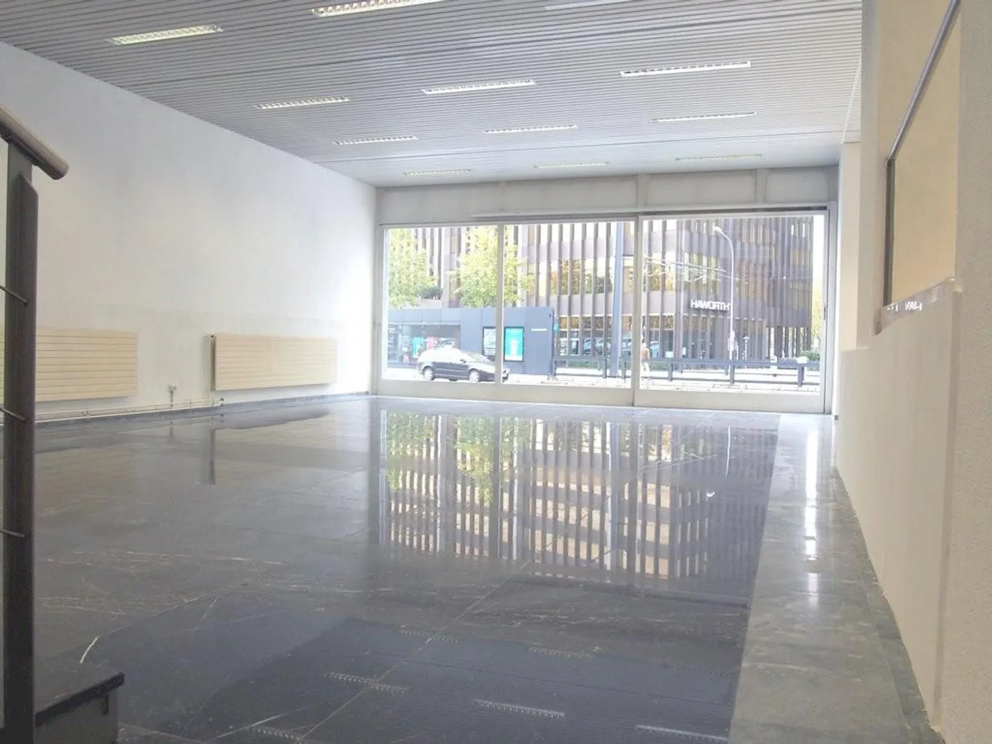 Spazio espositivo / di vendita con ottima visibilità - Foto 2 di 6