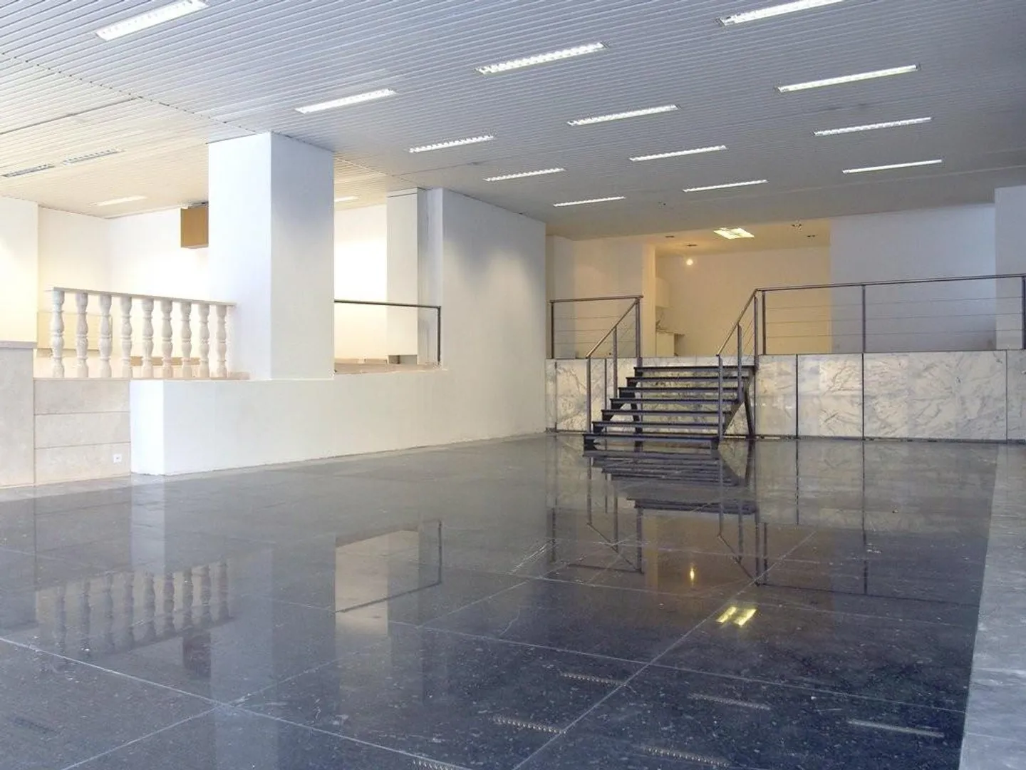 Spazio espositivo / di vendita con ottima visibilità - Foto 4 di 6