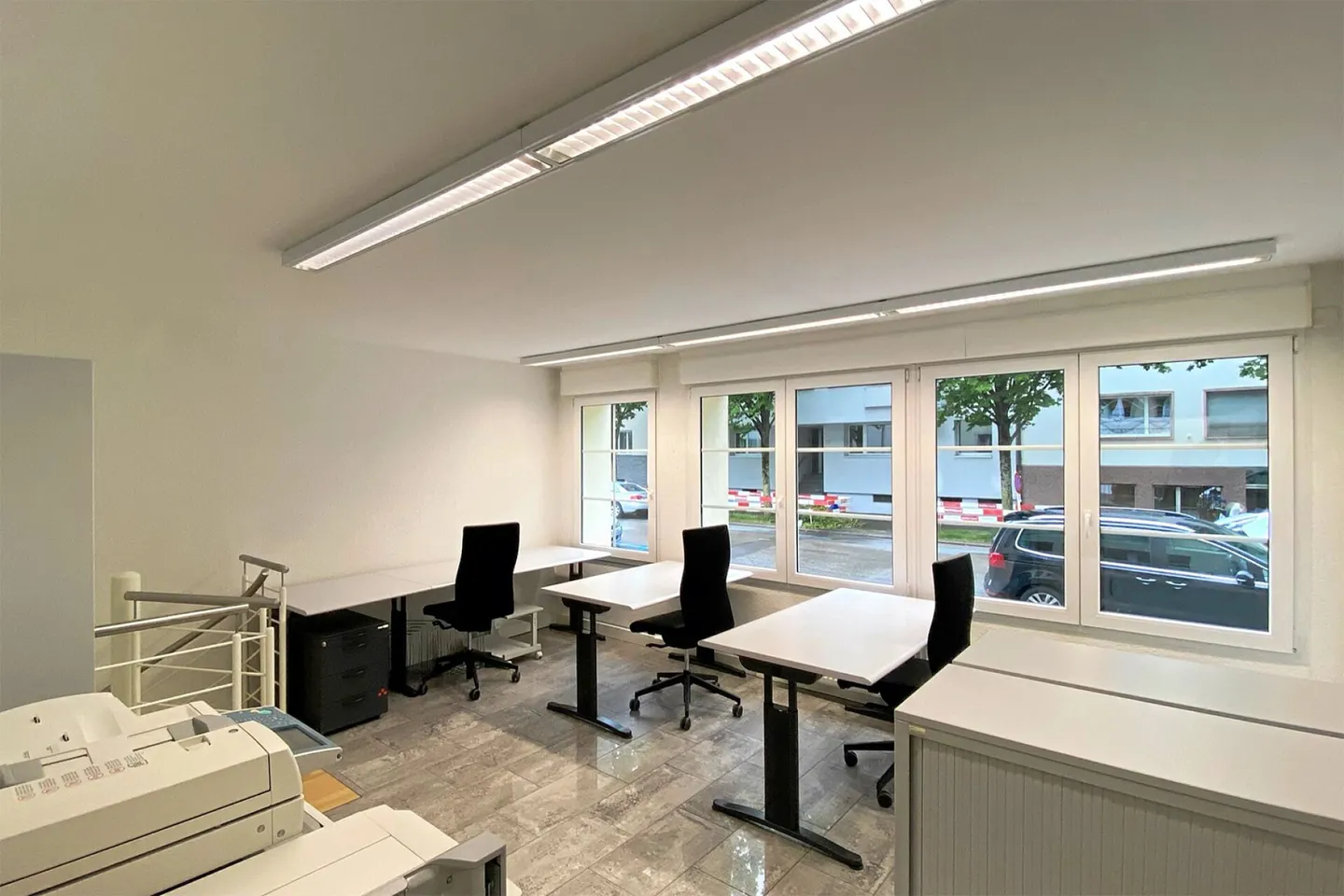Bureau ou cabinet dans un emplacement recherché et relaxant - de plus, deux grandes places de parking extérieures et un petit garage sont disponibles à la vente - Photo 2 sur 13