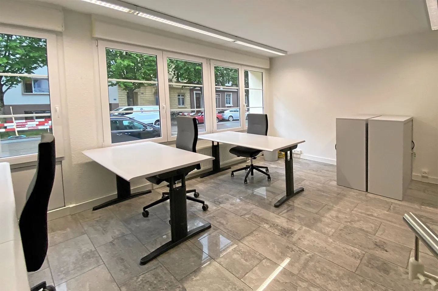Bureau ou cabinet dans un emplacement recherché et relaxant - de plus, deux grandes places de parking extérieures et un petit garage sont disponibles à la vente - Photo 3 sur 13