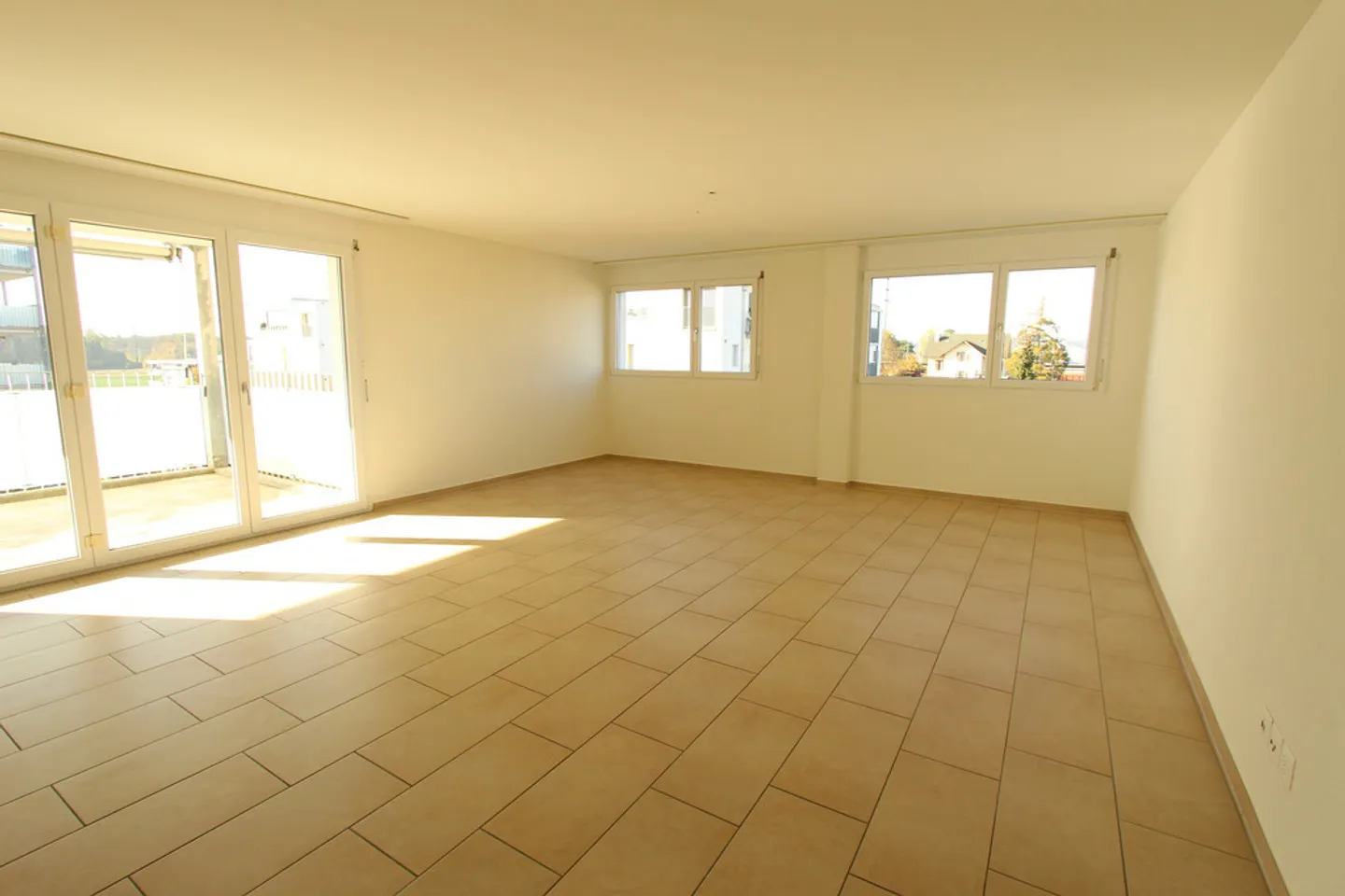 Appartamento spazioso e luminoso con grandi balconi - Foto 4 di 10