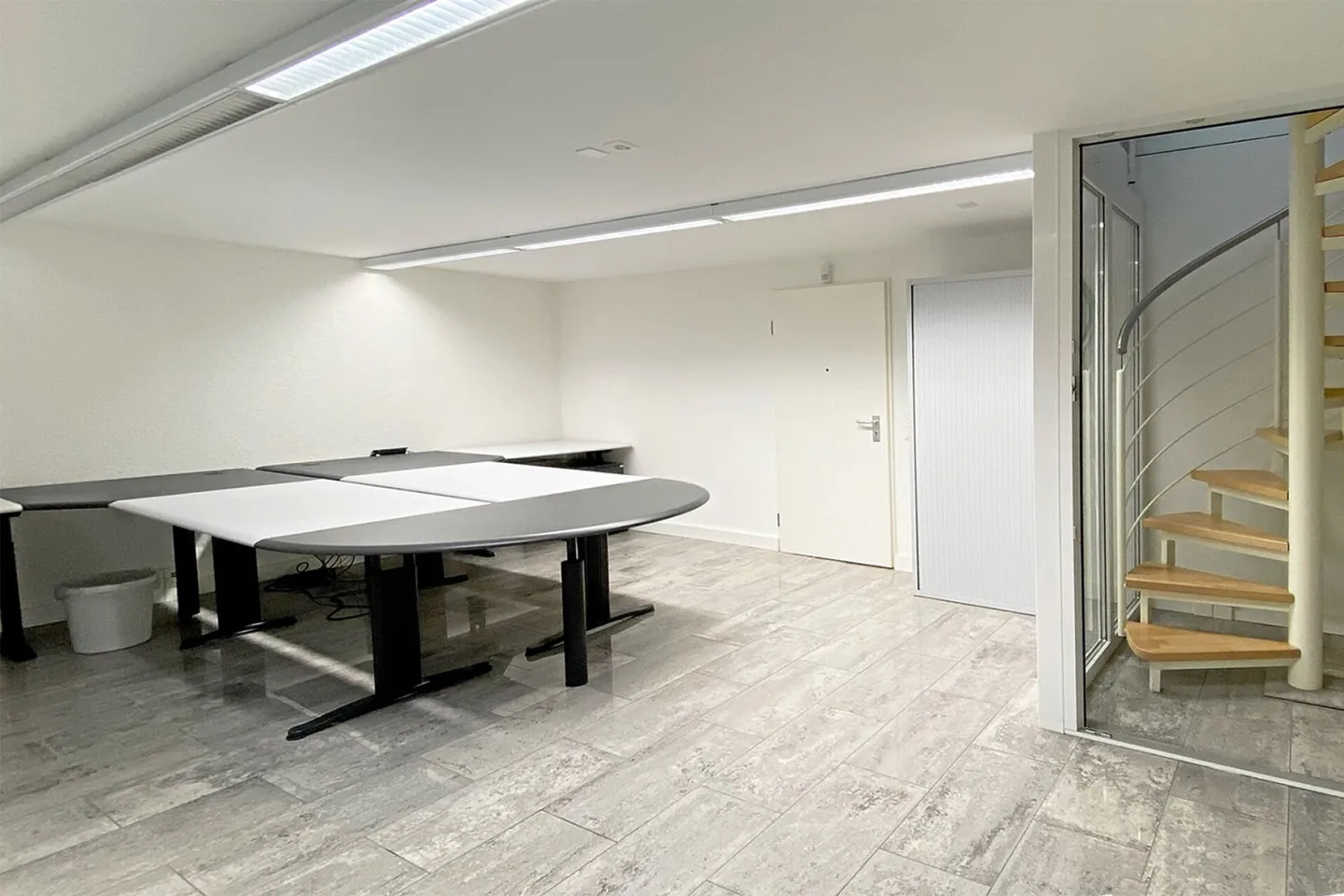 Bureau ou cabinet dans un emplacement recherché et relaxant - de plus, deux grandes places de parking extérieures et un petit garage sont disponibles à la vente - Photo 10 sur 13