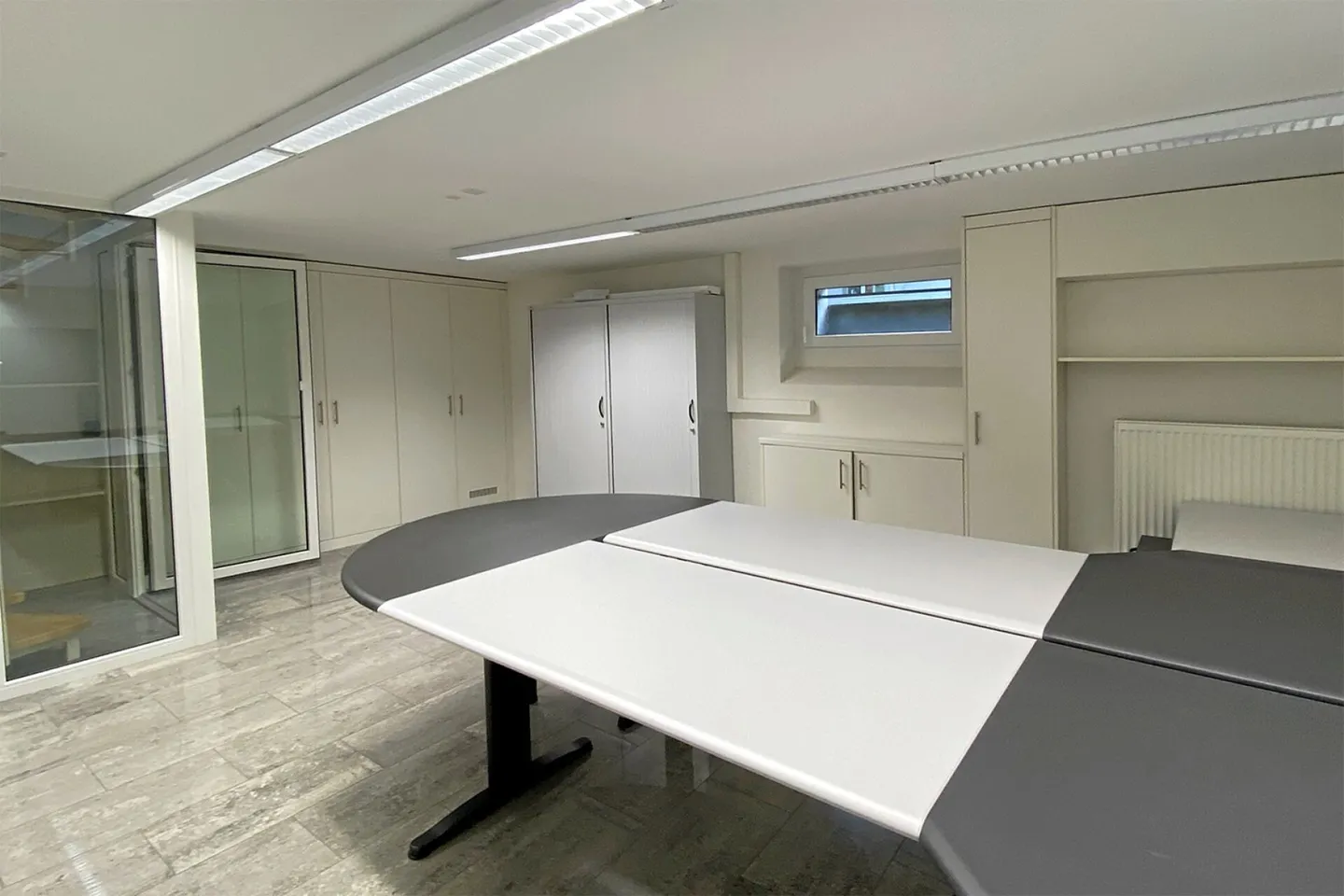 Bureau ou cabinet dans un emplacement recherché et relaxant - de plus, deux grandes places de parking extérieures et un petit garage sont disponibles à la vente - Photo 11 sur 13