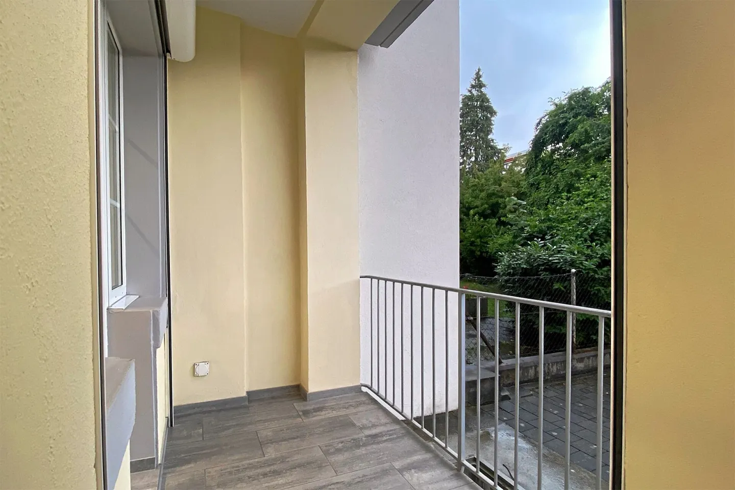 Bureau ou cabinet dans un emplacement recherché et relaxant - de plus, deux grandes places de parking extérieures et un petit garage sont disponibles à la vente - Photo 12 sur 13