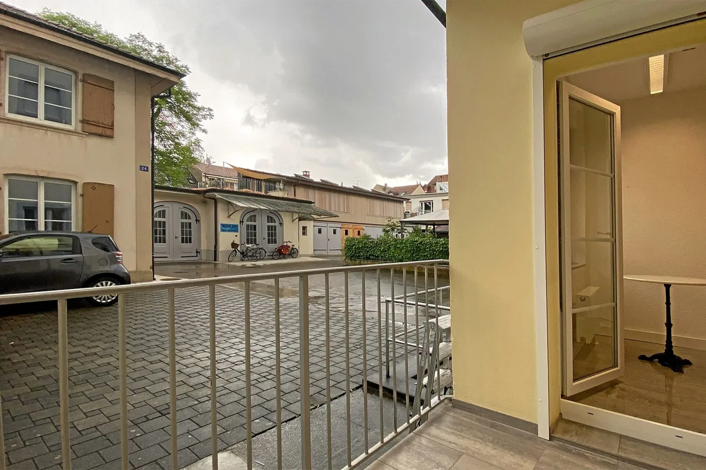 Bureau ou cabinet dans un emplacement recherché et relaxant - de plus, deux grandes places de parking extérieures et un petit garage sont disponibles à la vente - Photo 13 sur 13