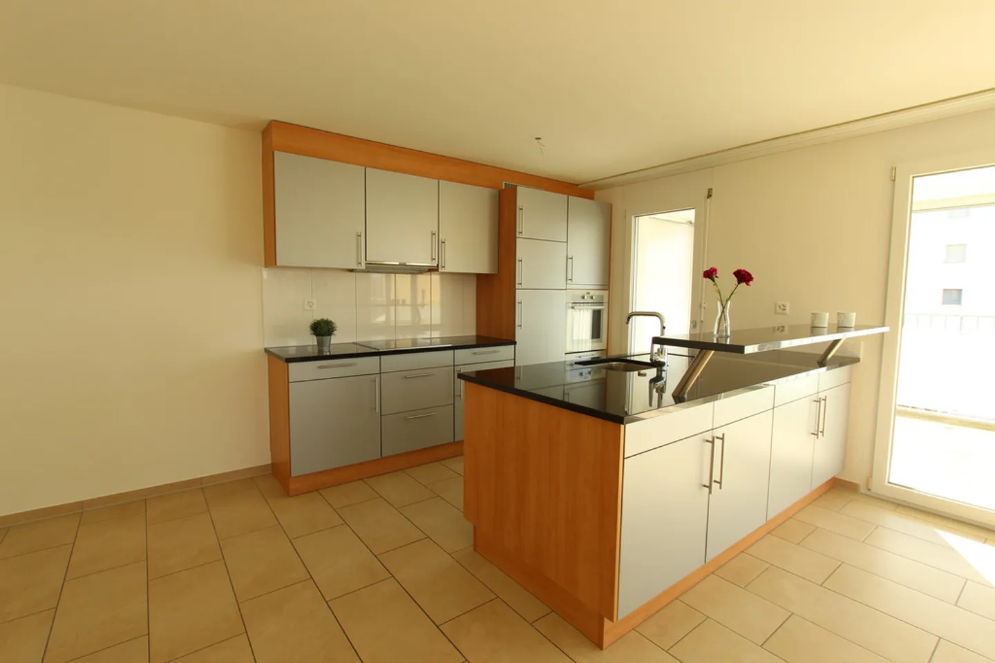 Appartamento spazioso e luminoso con grandi balconi - Foto 2 di 10