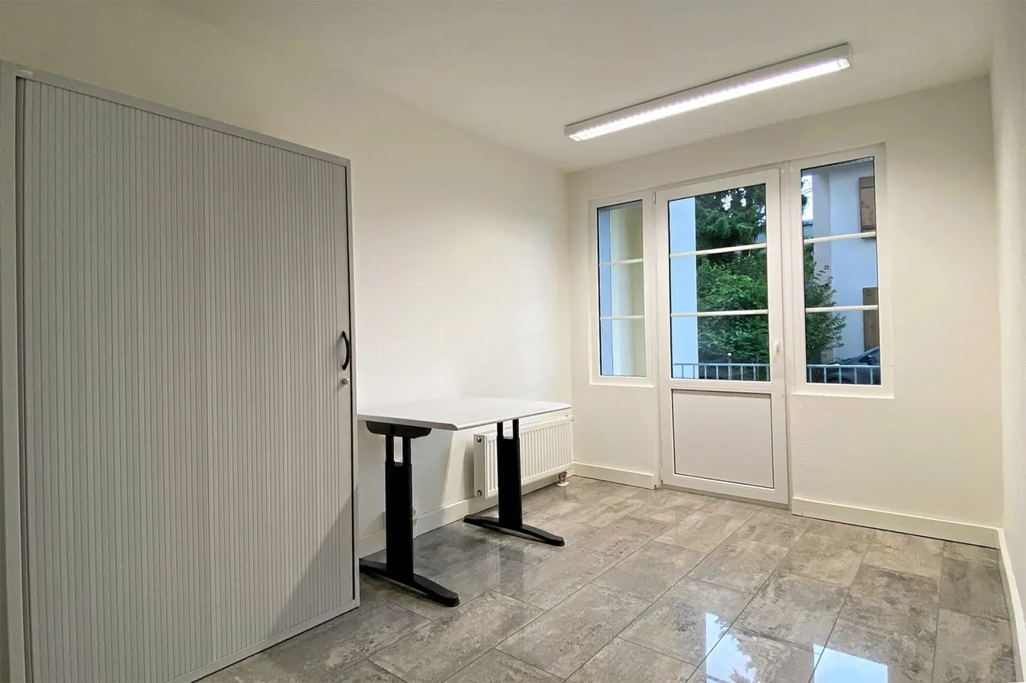 Bureau ou cabinet dans un emplacement recherché et relaxant - de plus, deux grandes places de parking extérieures et un petit garage sont disponibles à la vente - Photo 5 sur 13