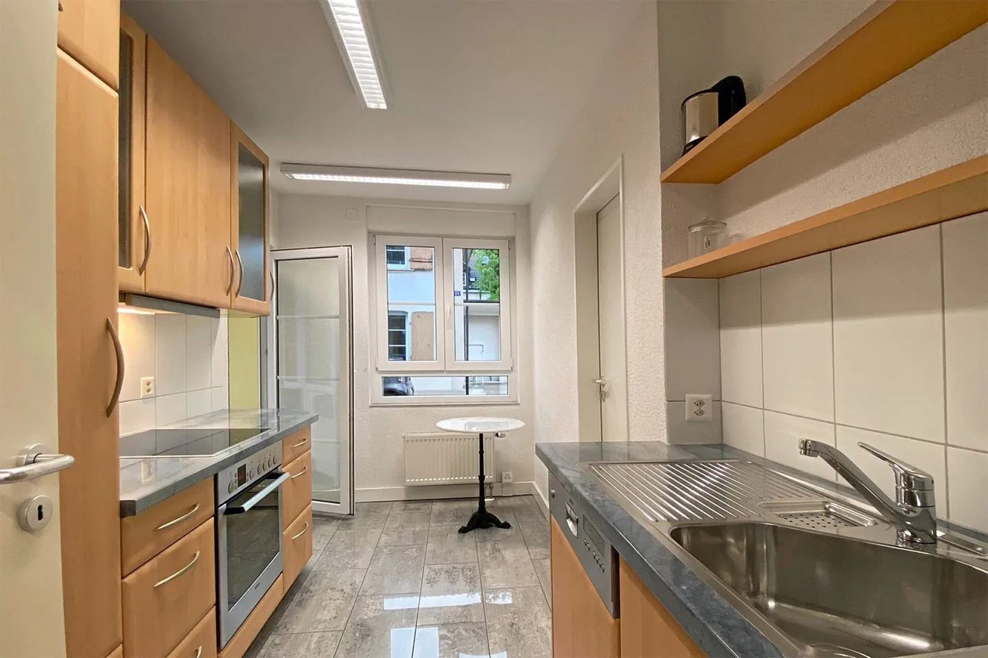 Bureau ou cabinet dans un emplacement recherché et relaxant - de plus, deux grandes places de parking extérieures et un petit garage sont disponibles à la vente - Photo 6 sur 13