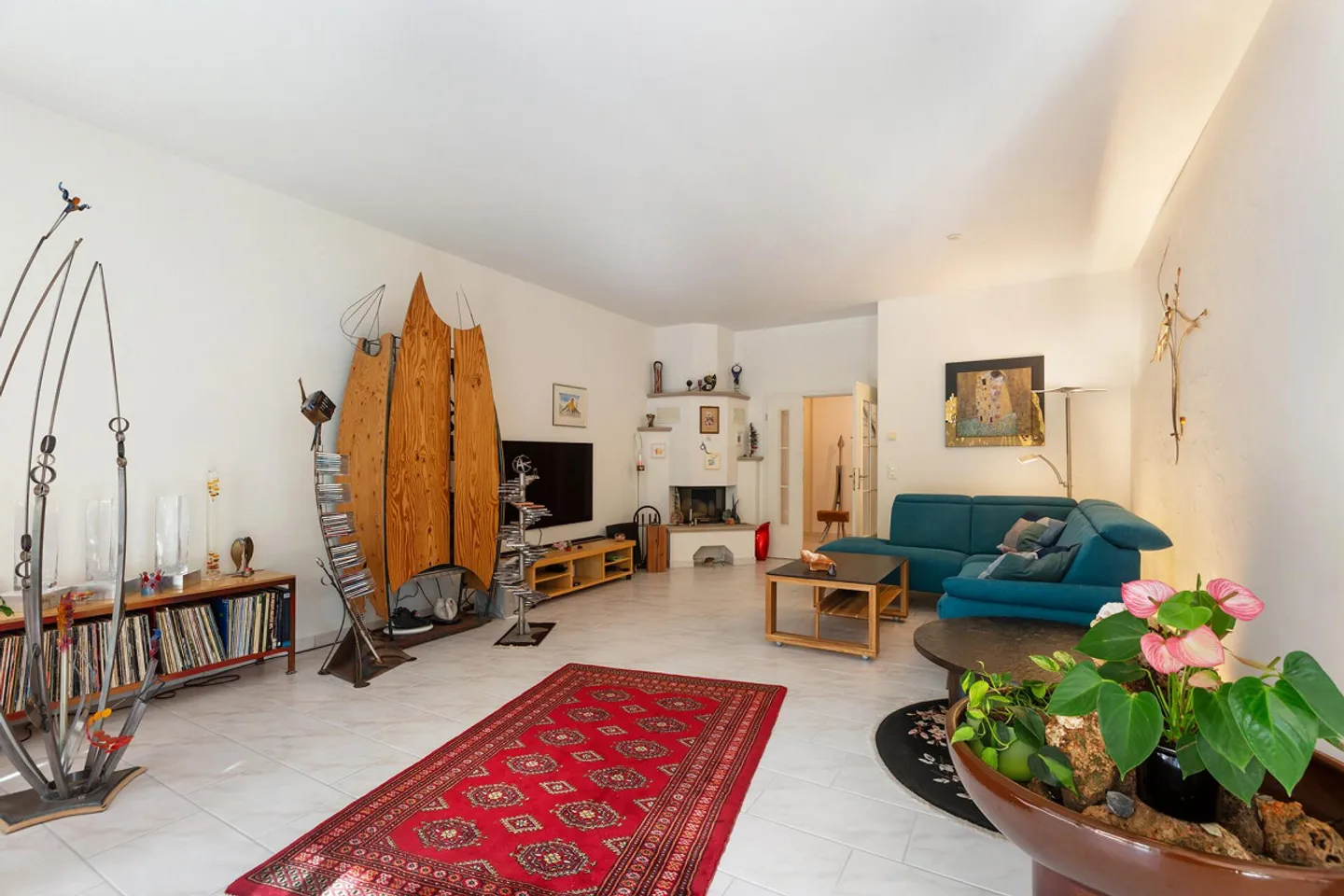 Plenty of Space to Live: 4.5-Room Apartment with Generous Layout - Photo 4 of 15