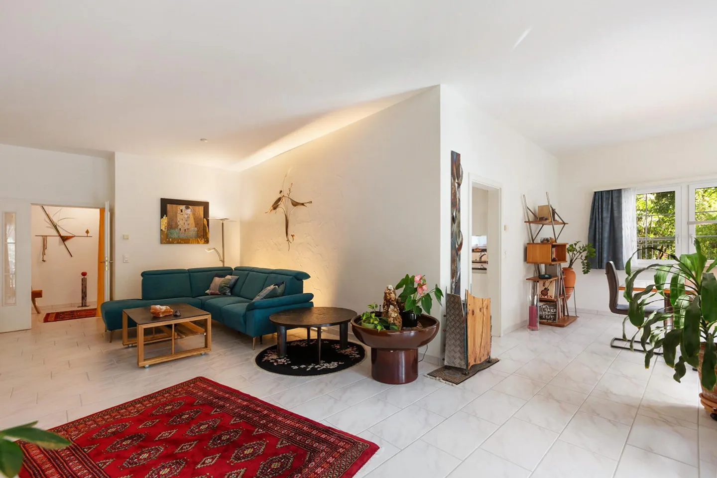 Plenty of Space to Live: 4.5-Room Apartment with Generous Layout - Photo 5 of 15