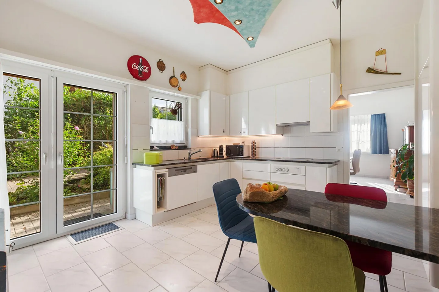 Plenty of Space to Live: 4.5-Room Apartment with Generous Layout - Photo 2 of 15