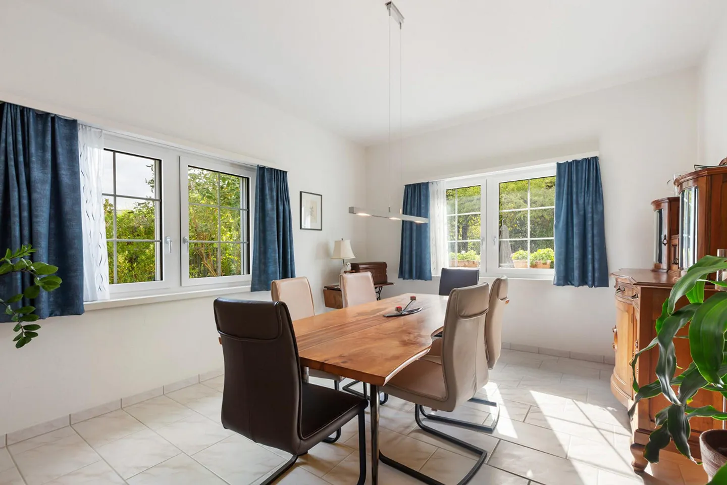 Plenty of Space to Live: 4.5-Room Apartment with Generous Layout - Photo 3 of 15