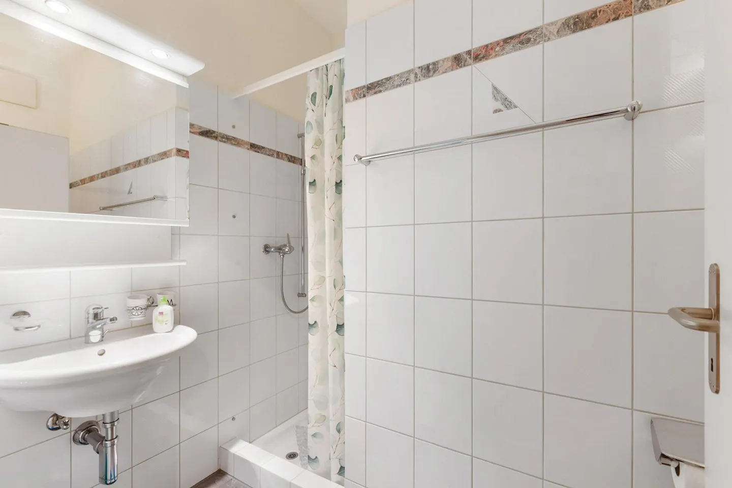 Plenty of Space to Live: 4.5-Room Apartment with Generous Layout - Photo 12 of 15