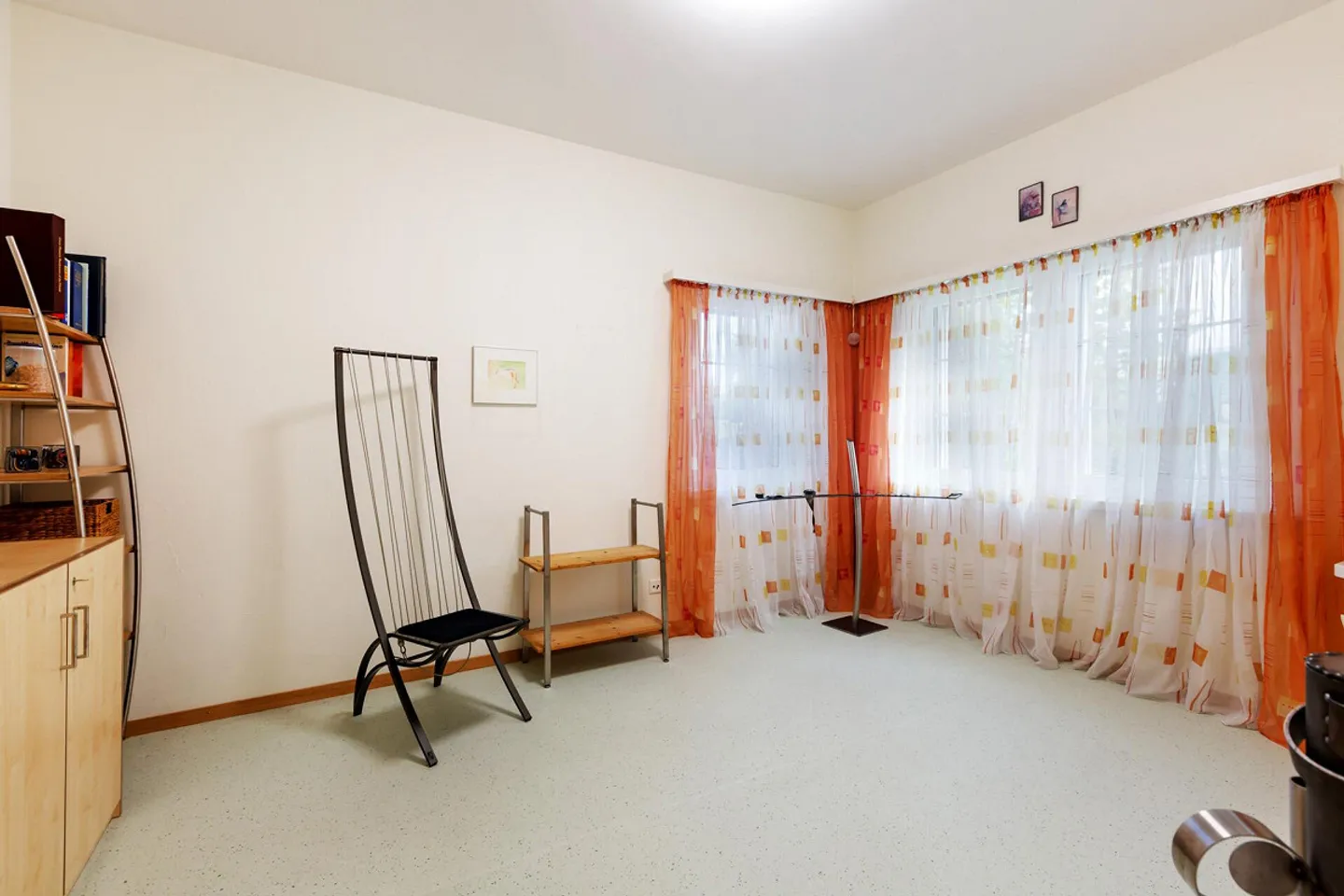 Plenty of Space to Live: 4.5-Room Apartment with Generous Layout - Photo 10 of 15
