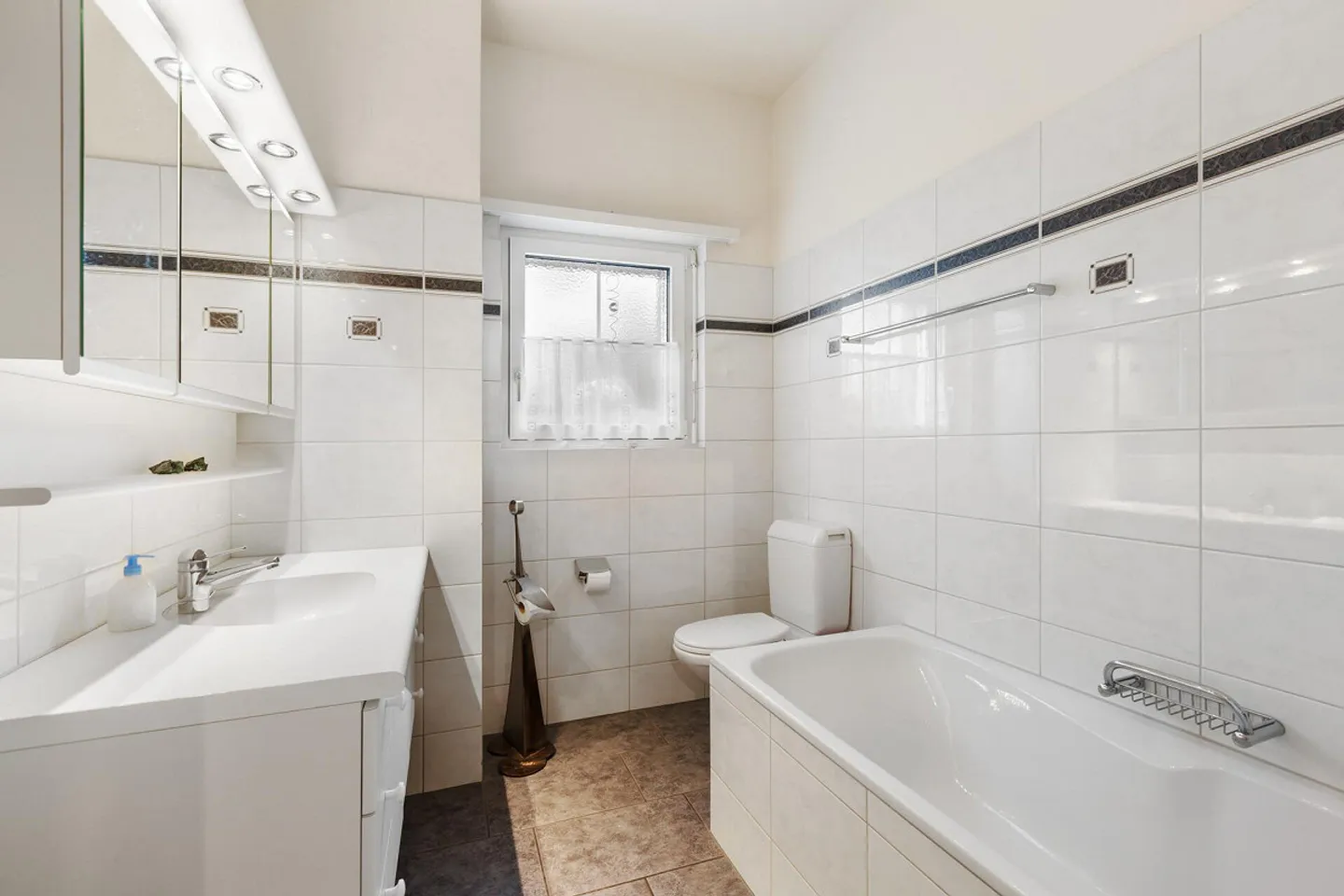 Plenty of Space to Live: 4.5-Room Apartment with Generous Layout - Photo 11 of 15