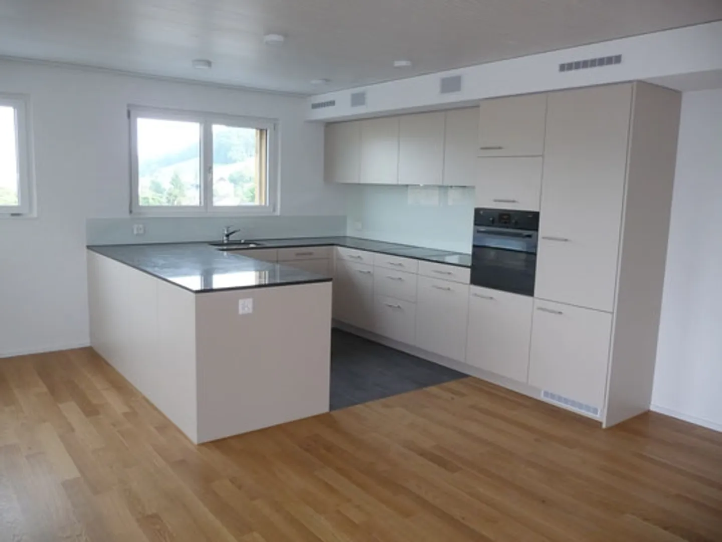 Moderne 4.5 Zimmer-Wohnung - Foto 2 von 15