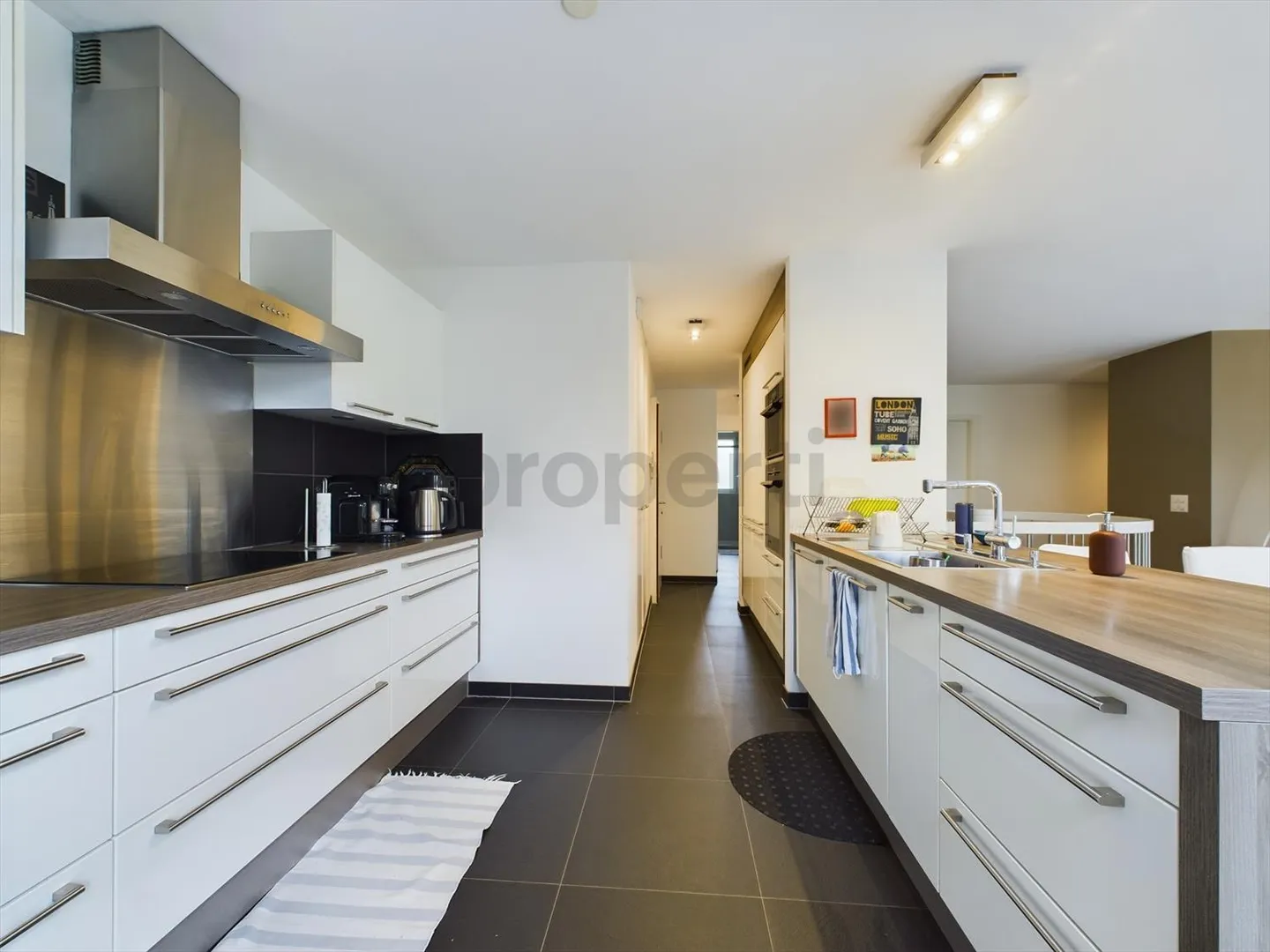 Comfort, modernity and nature: family apartment with garden - Photo 4 of 12