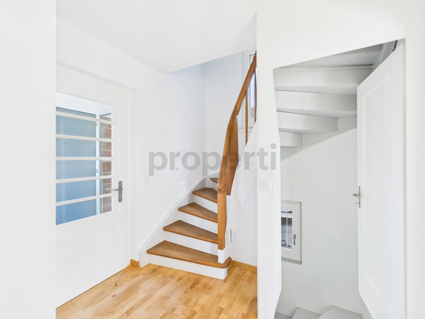 Appartamento 4.5 appena ristrutturato con grande terrazza in una zona residenziale tranquilla a Wettswil am Albis - Foto 11 di 13