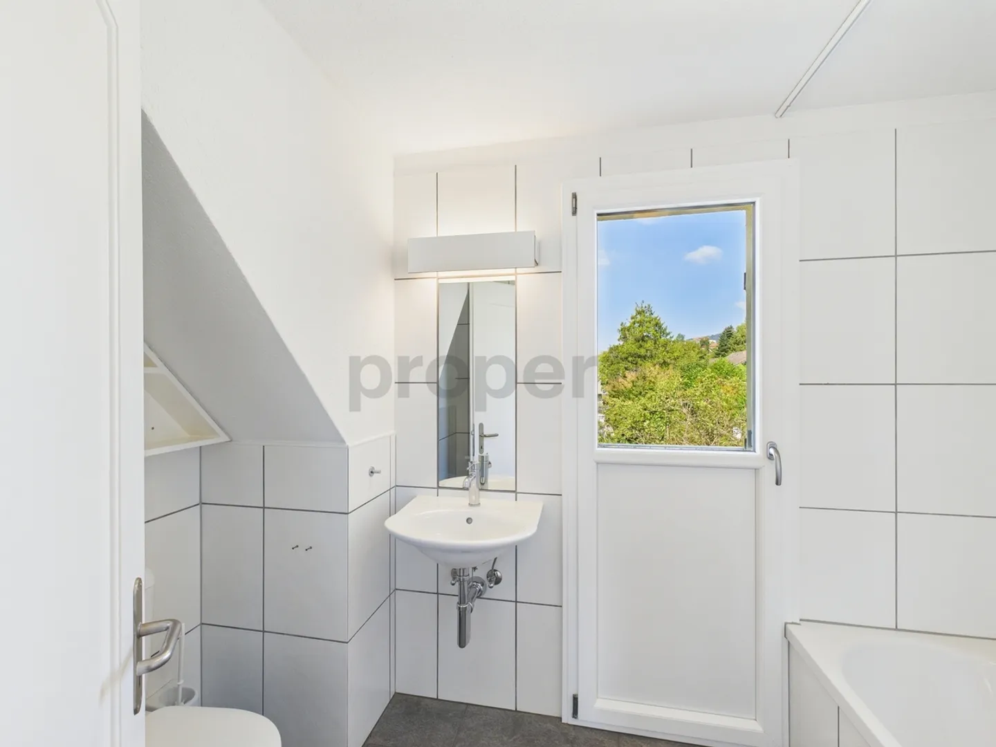 Appartamento 4.5 appena ristrutturato con grande terrazza in una zona residenziale tranquilla a Wettswil am Albis - Foto 12 di 13