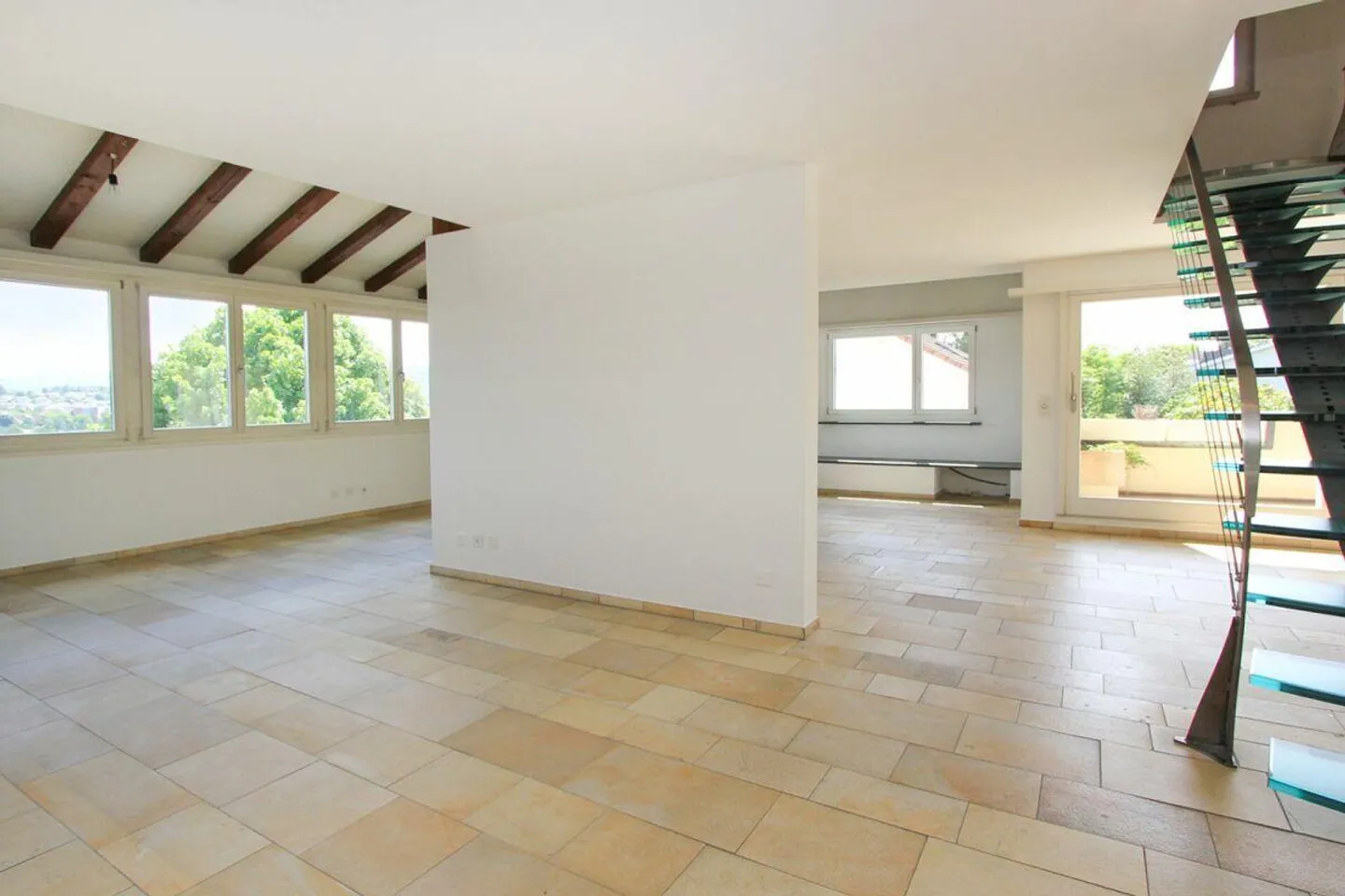 Appartamento duplex luminoso con fascino e vista - Foto 2 di 13