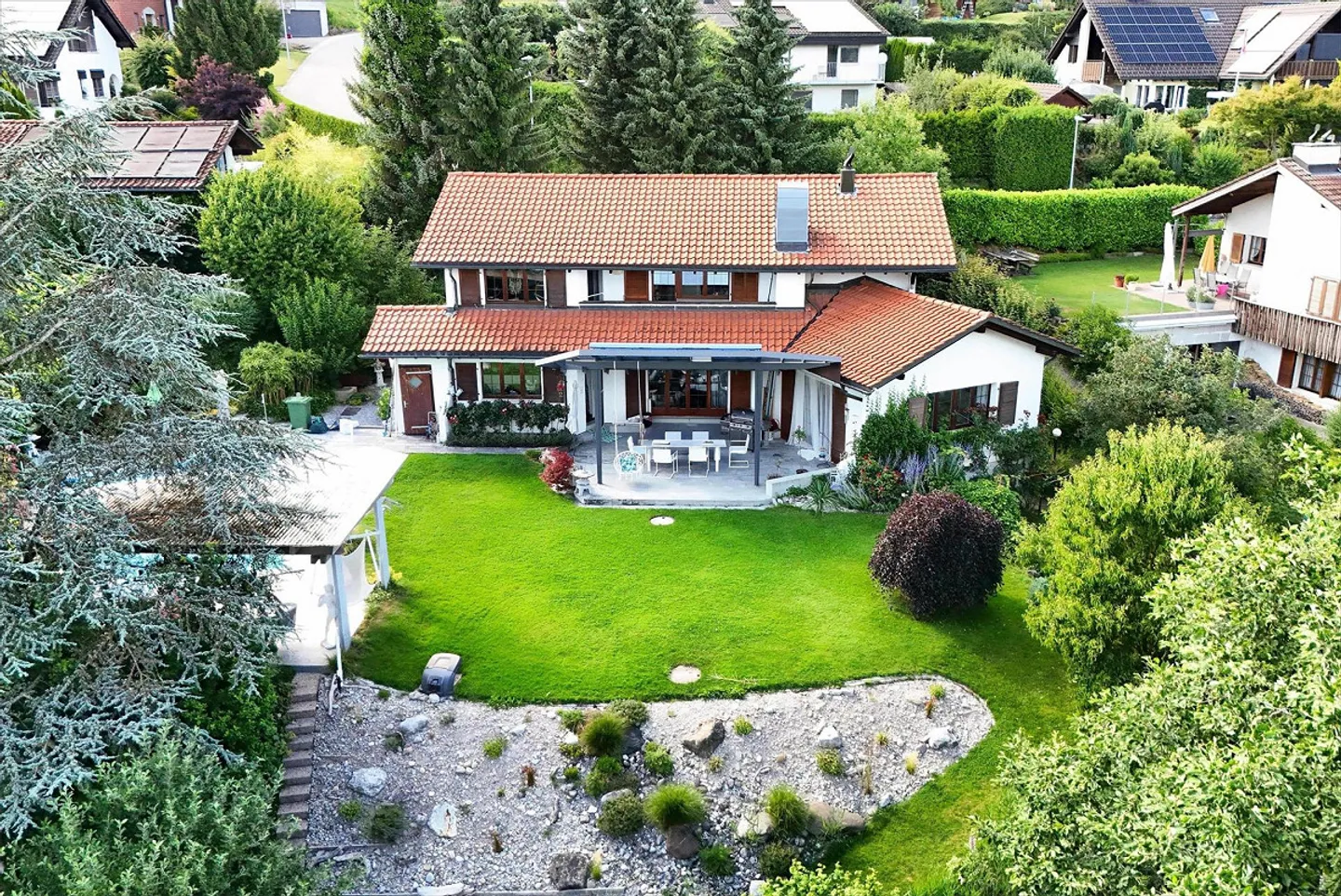 Noble single-family house with large garden and pool - Photo 1 of 11