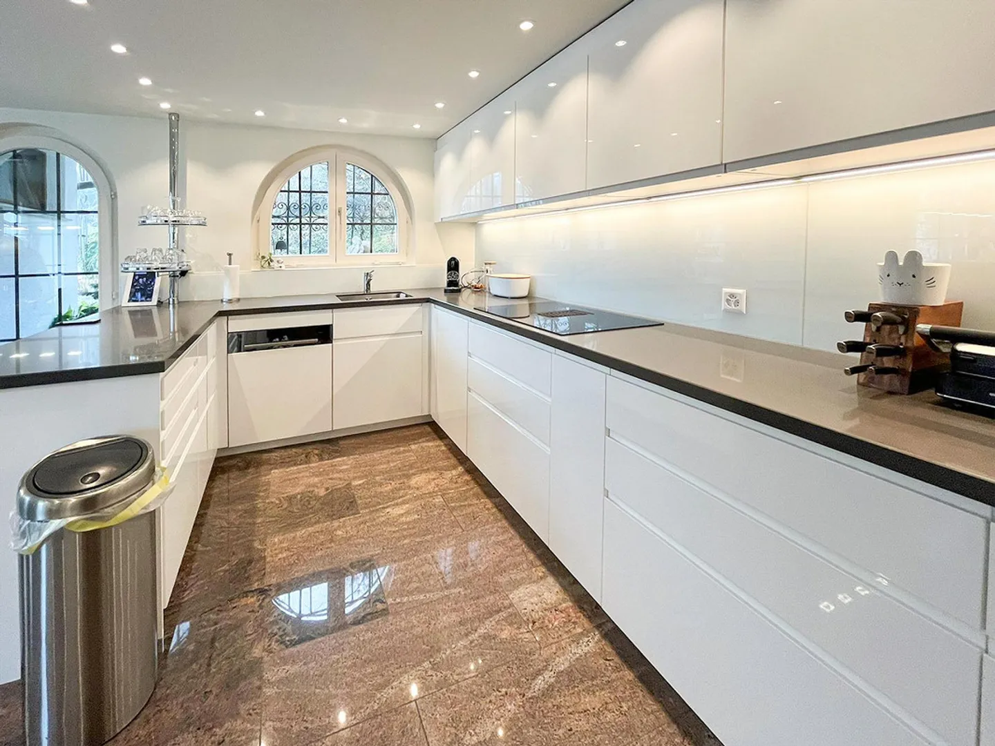 Noble single-family house with large garden and pool - Photo 3 of 11