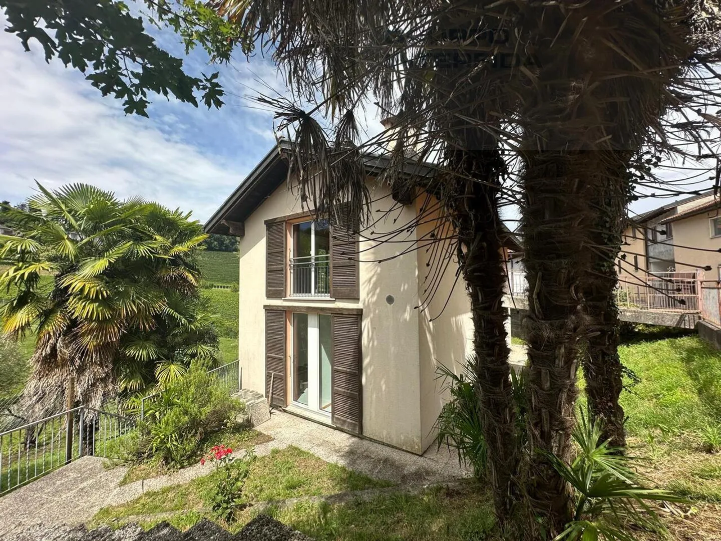 Casa unifamiliare con grande giardino - Foto 1 di 12