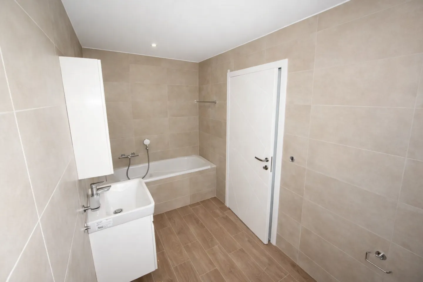 Modern 5.5 Room Apartment - Photo 10 of 14