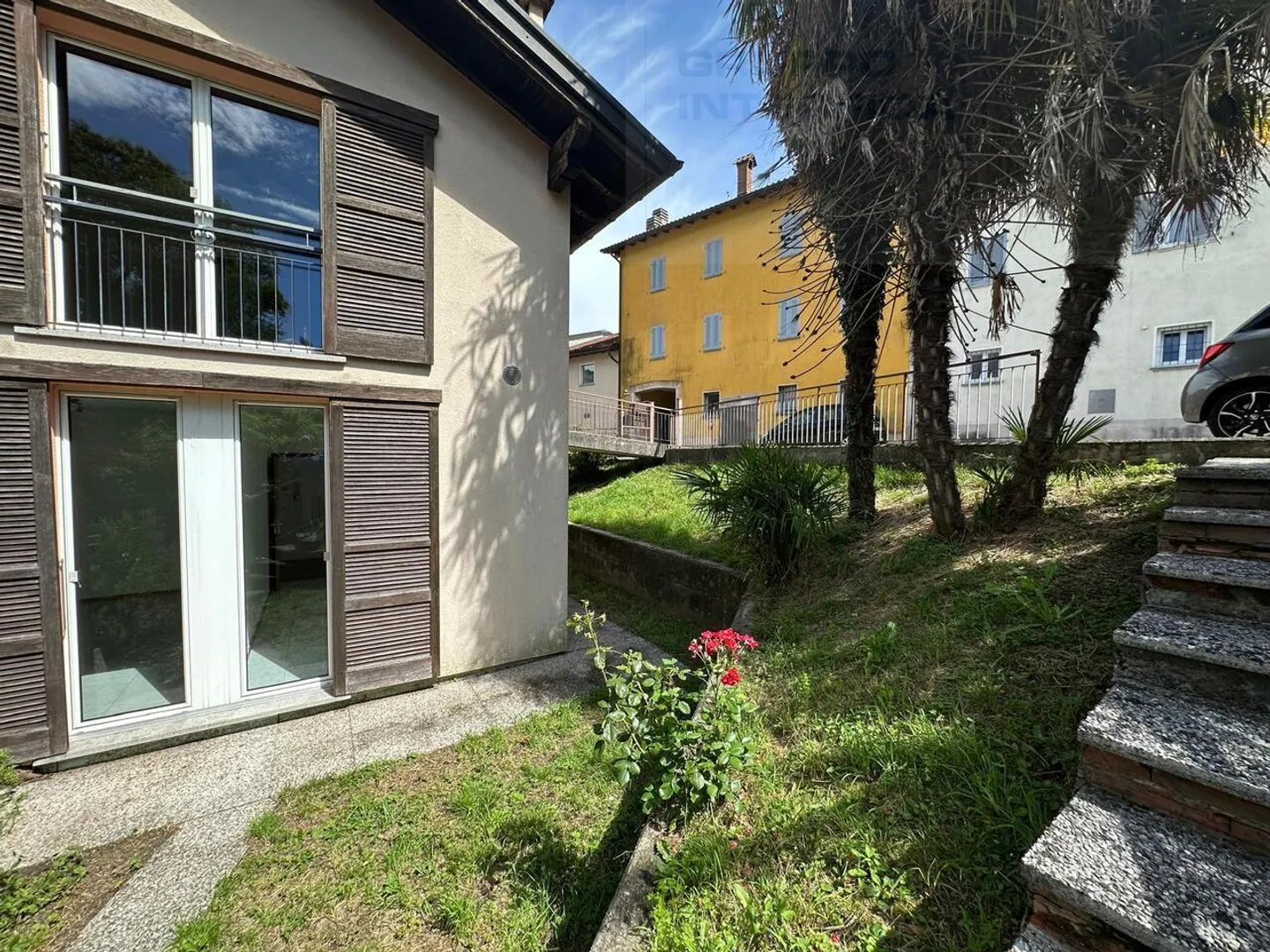 Casa unifamiliare con grande giardino - Foto 4 di 12