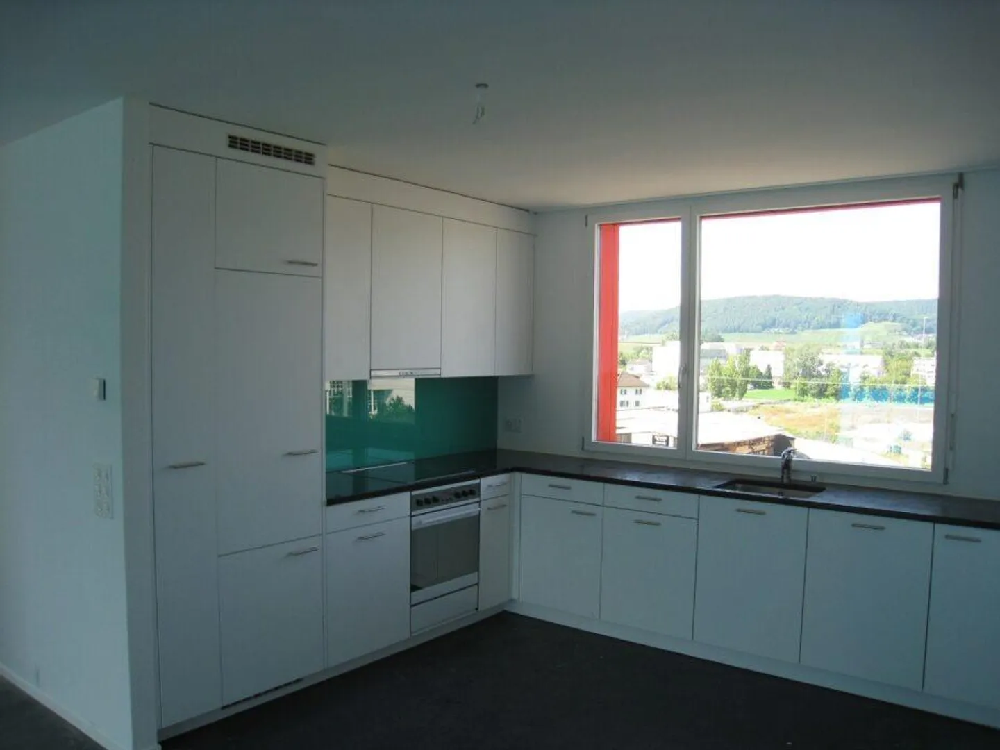 Appartement moderne de 3,5 pièces dans un emplacement central - Photo 2 sur 8