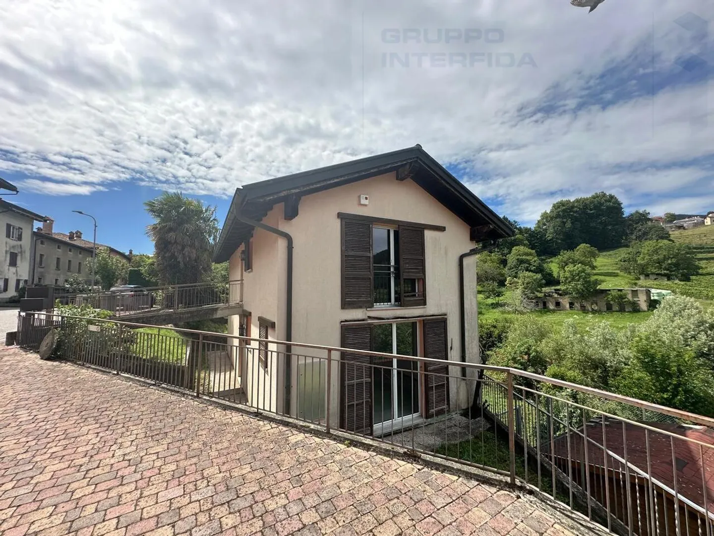 Casa unifamiliare con grande giardino - Foto 11 di 12