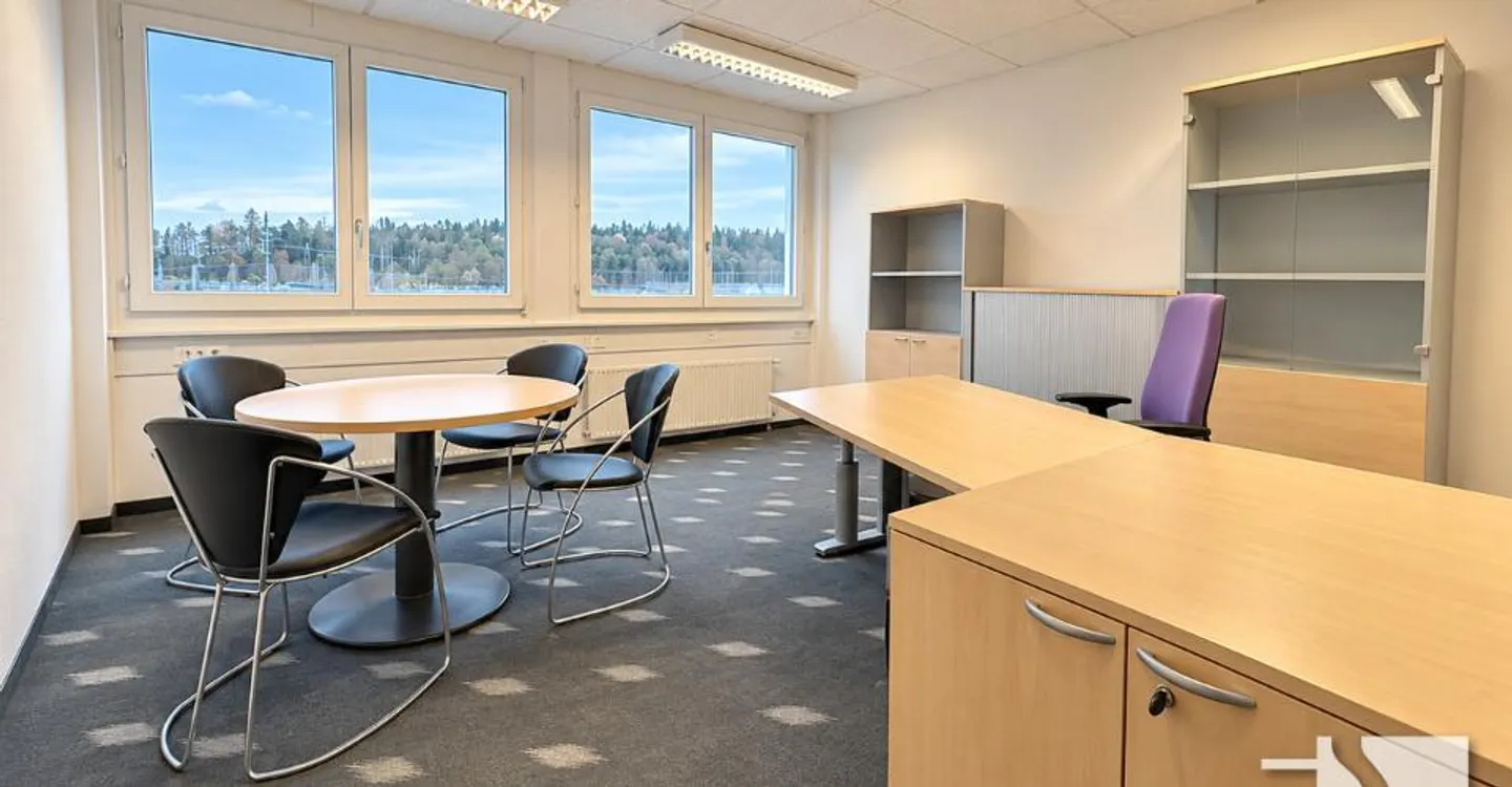 Administrative area of approx. 270 m² with 3 outdoor parking spaces and 2 indoor spaces. - Photo 4 of 4