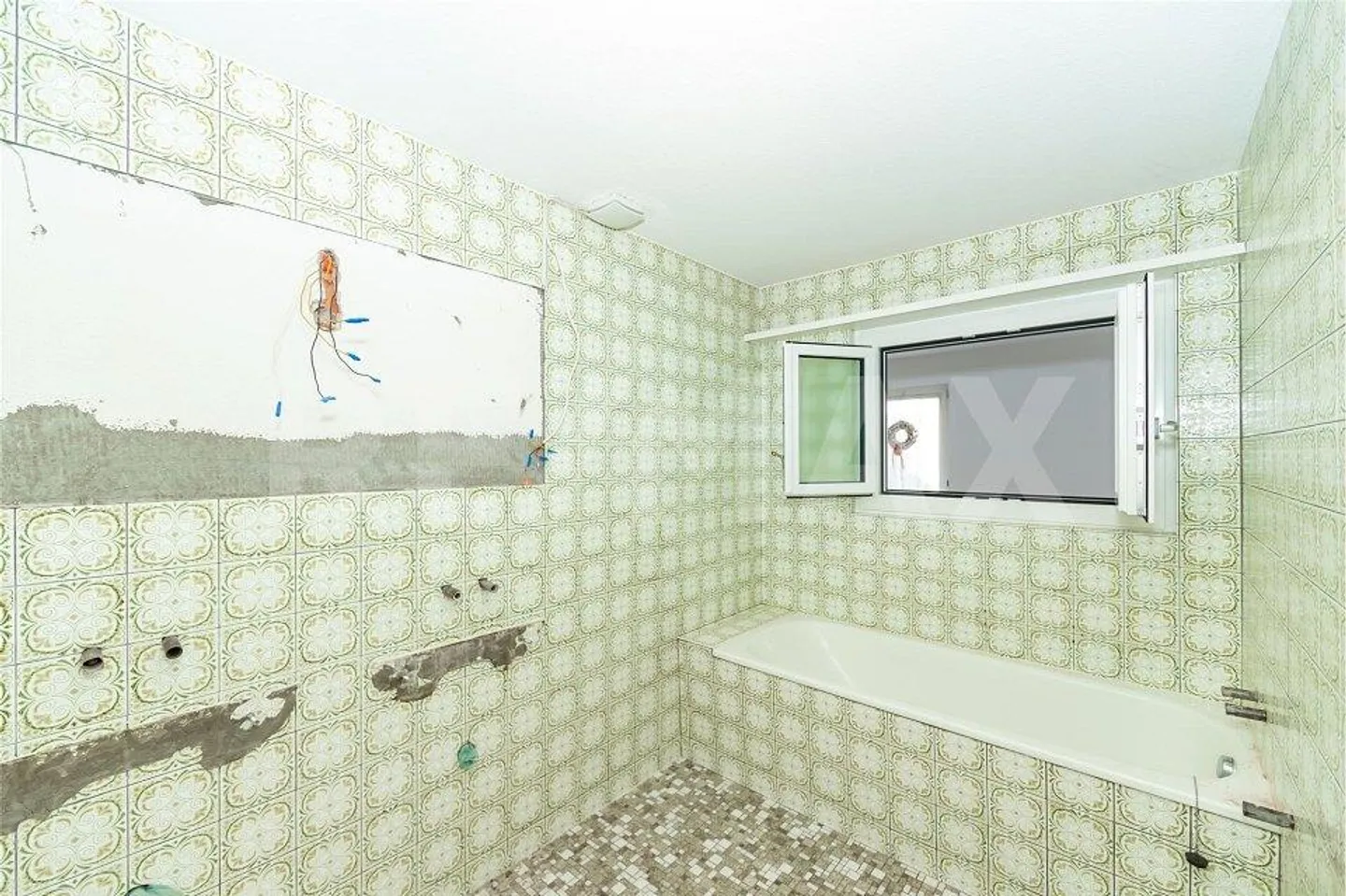 Centrally Located 6.5-Room Apartment with Large Terrace and Two Balconies - Photo 9 of 13