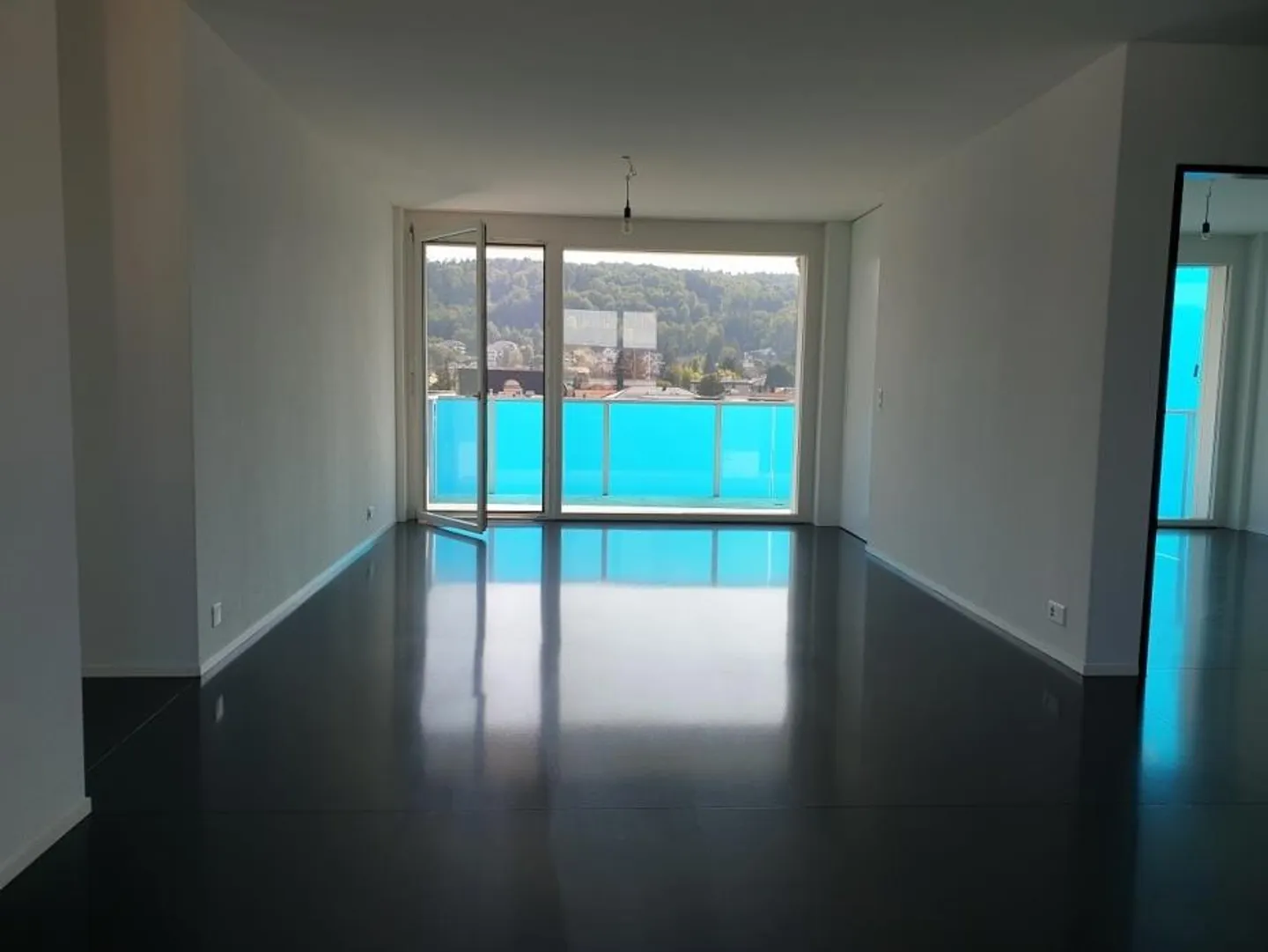 Appartement moderne de 3,5 pièces dans un emplacement central - Photo 3 sur 8