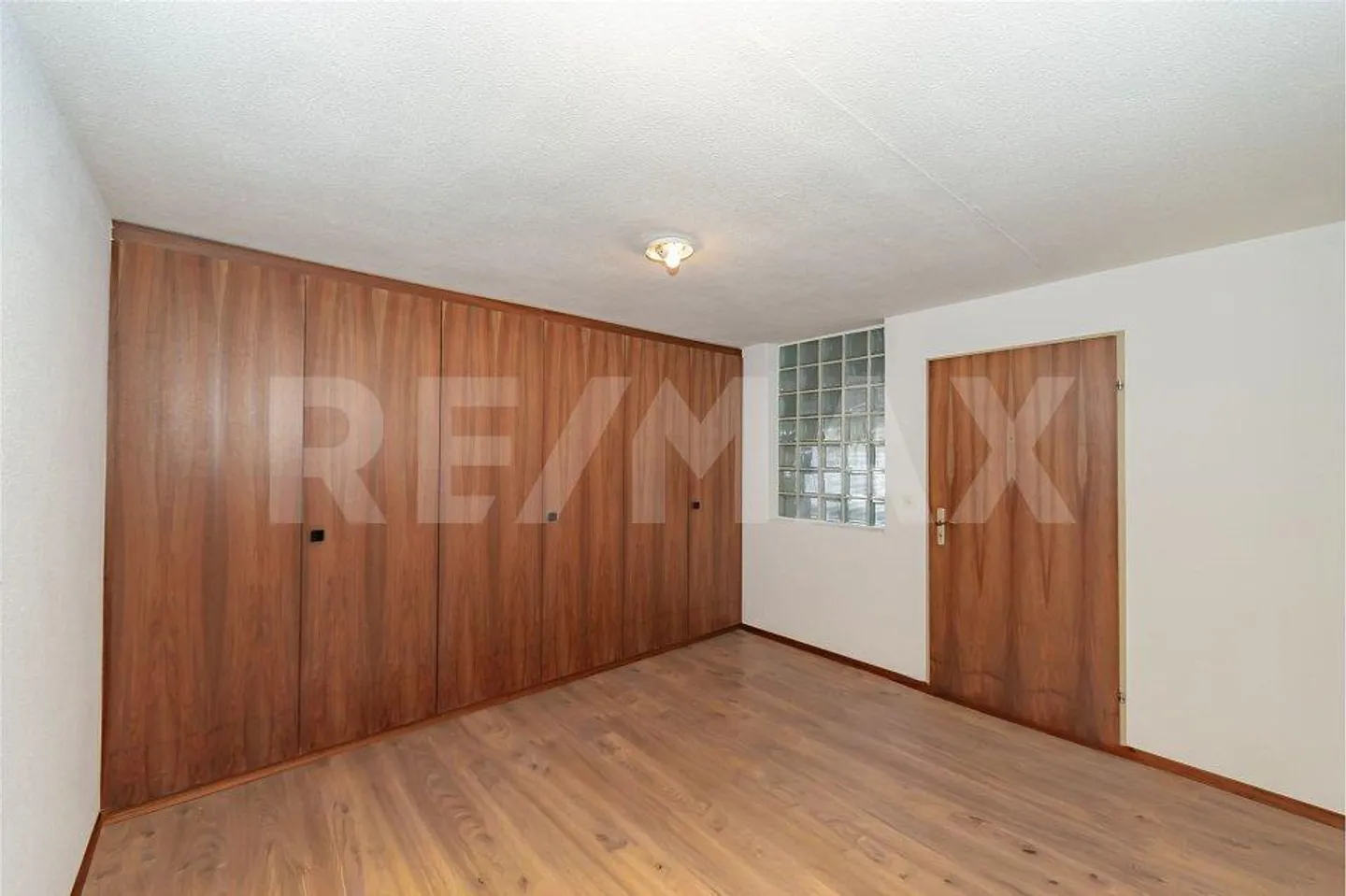 Centrally Located 6.5-Room Apartment with Large Terrace and Two Balconies - Photo 11 of 13