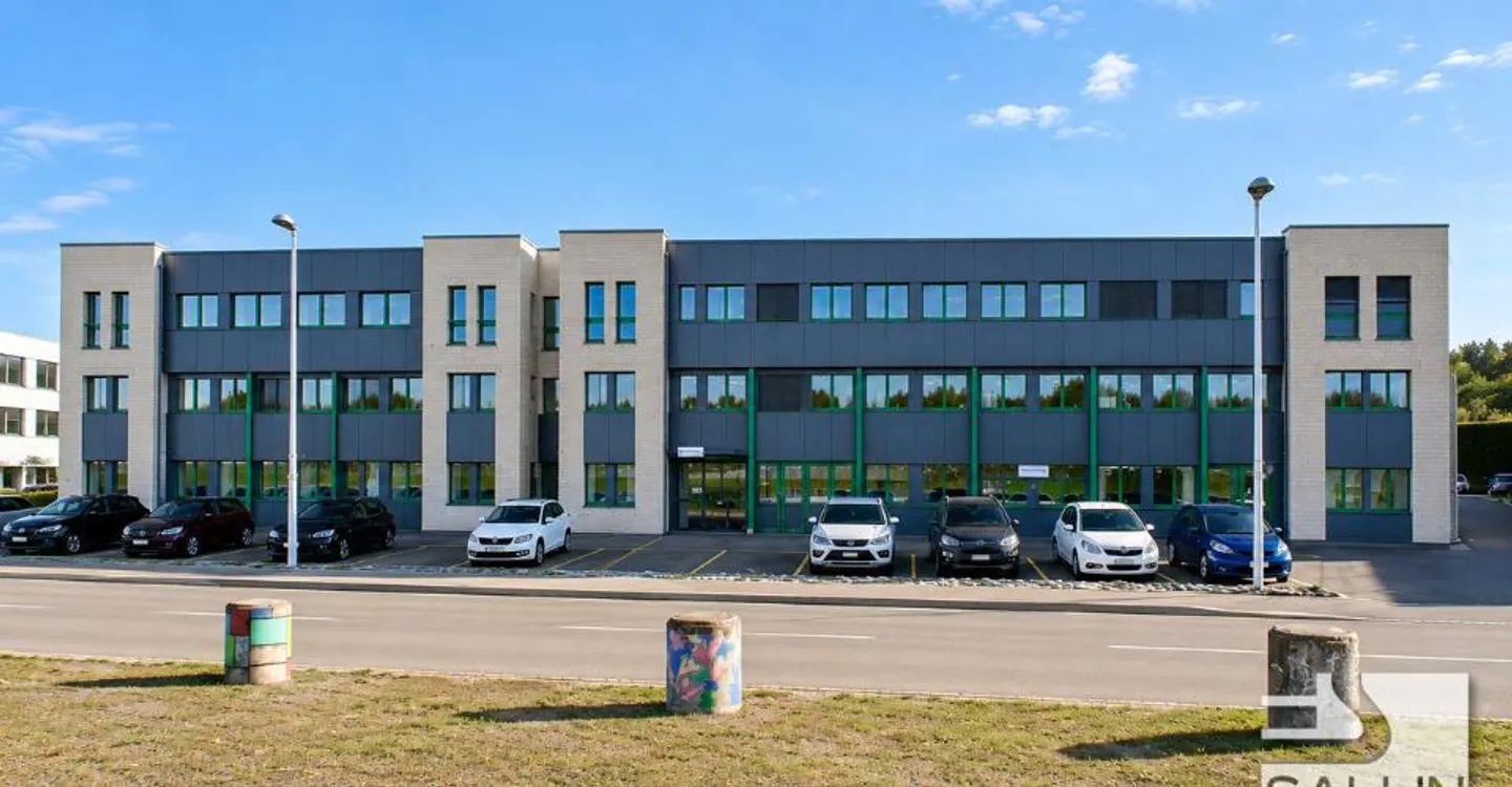 Administrative area of approx. 270 m² with 3 outdoor parking spaces and 2 indoor spaces. - Photo 1 of 4