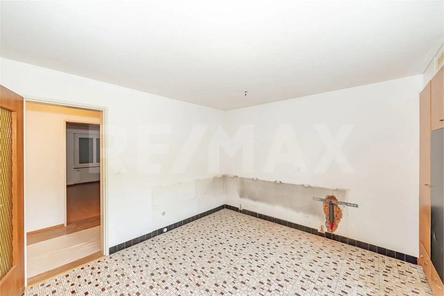 Centrally Located 6.5-Room Apartment with Large Terrace and Two Balconies - Photo 4 of 13