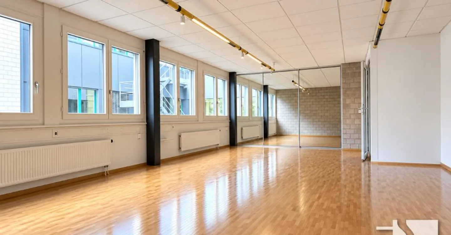 Administrative area of approx. 270 m² with 3 outdoor parking spaces and 2 indoor spaces. - Photo 3 of 4