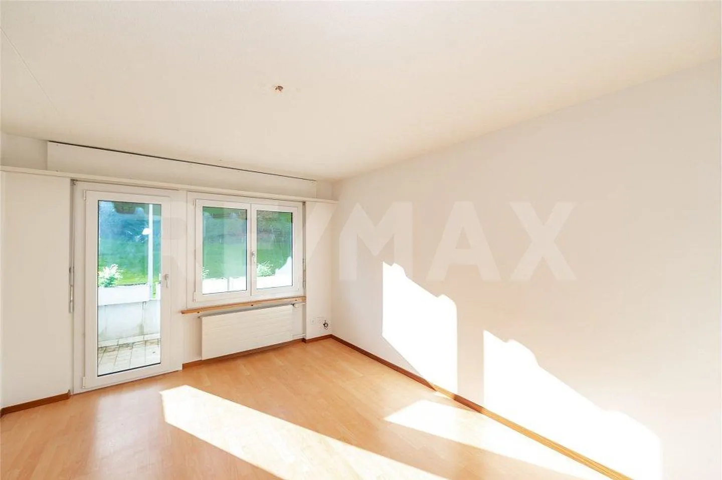 Centrally Located 6.5-Room Apartment with Large Terrace and Two Balconies - Photo 6 of 13