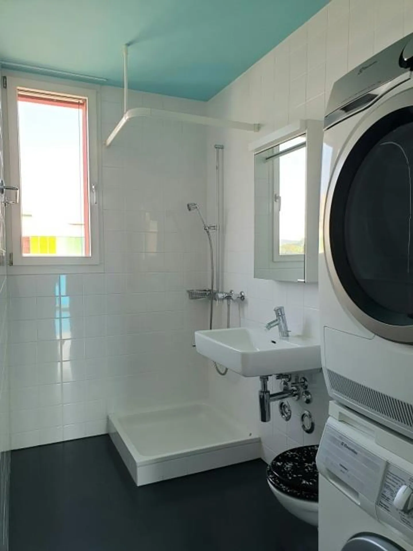 Appartement moderne de 3,5 pièces dans un emplacement central - Photo 5 sur 8