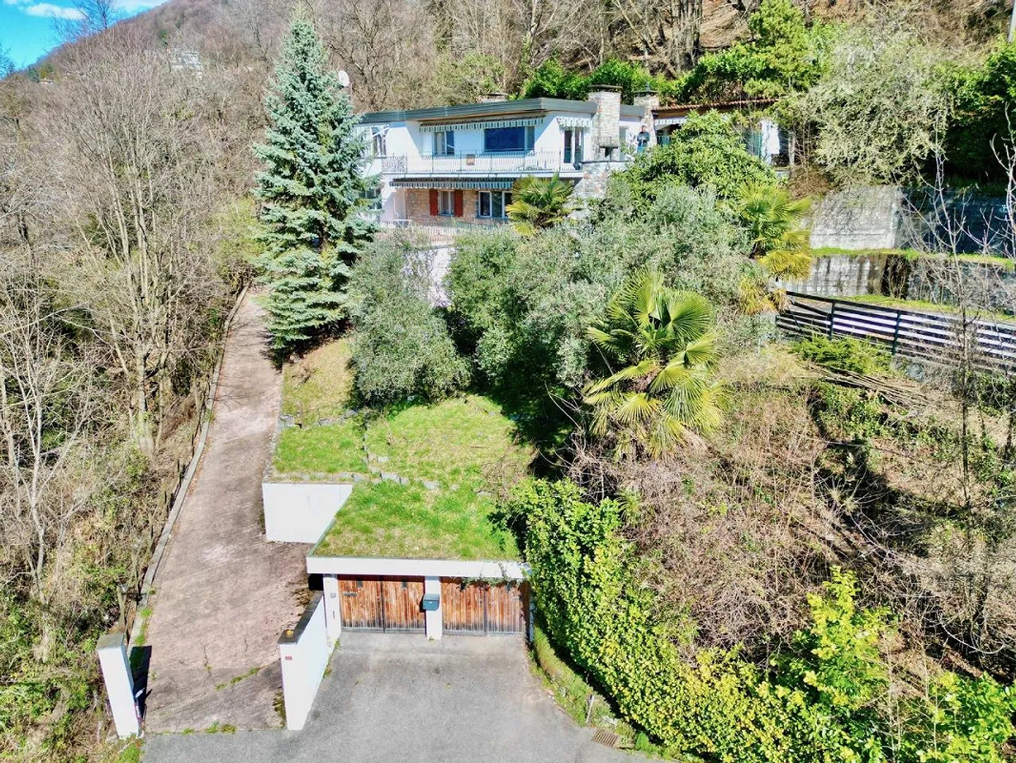 Villa Panoramique à Rénovation à Aldesago - Monte Brè, Lugano - Photo 2 sur 6