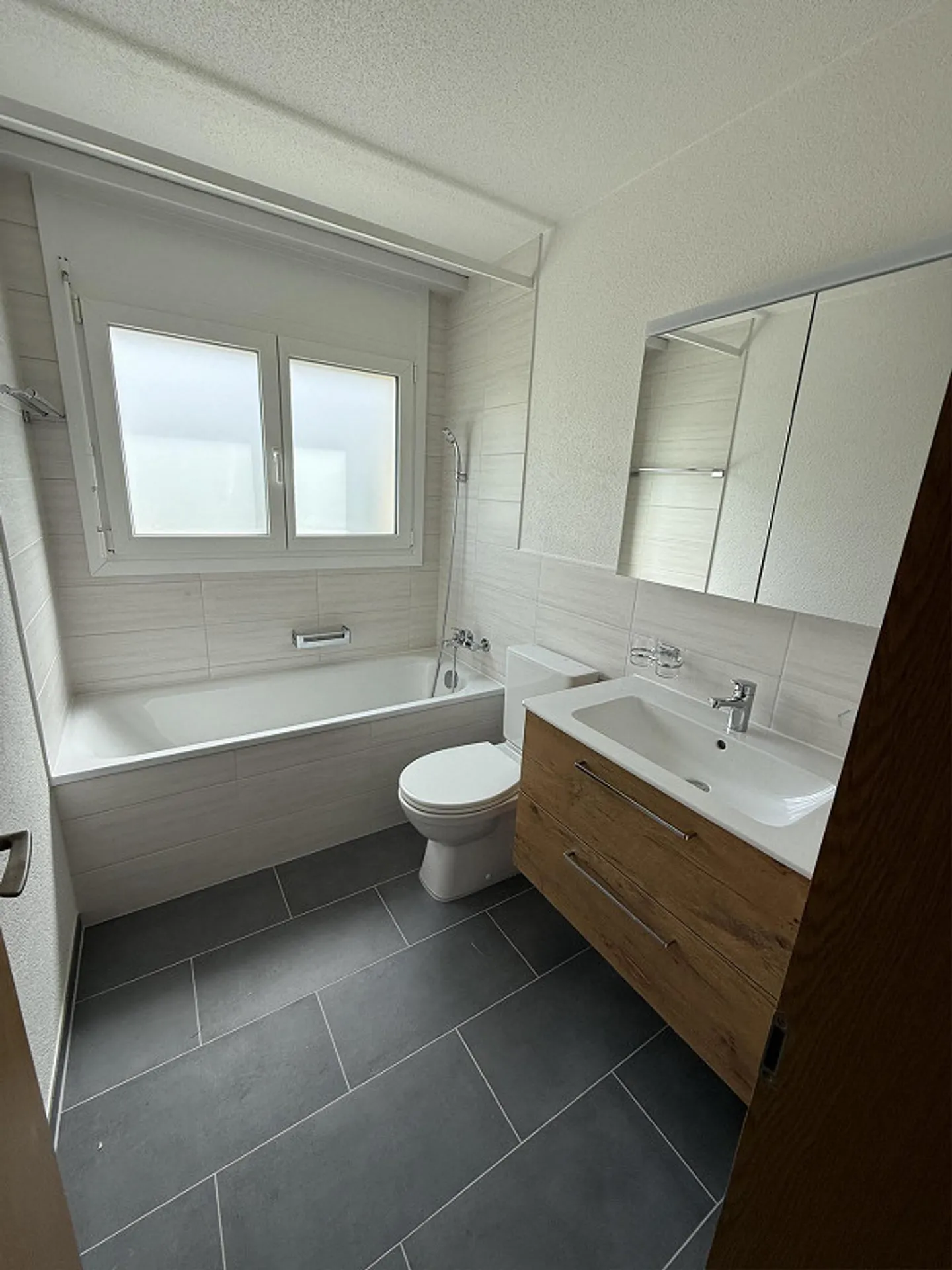 Appartement 4,5 pièces avec nouvelles salles de bains et cuisine 107 m2 - Photo 3 sur 20