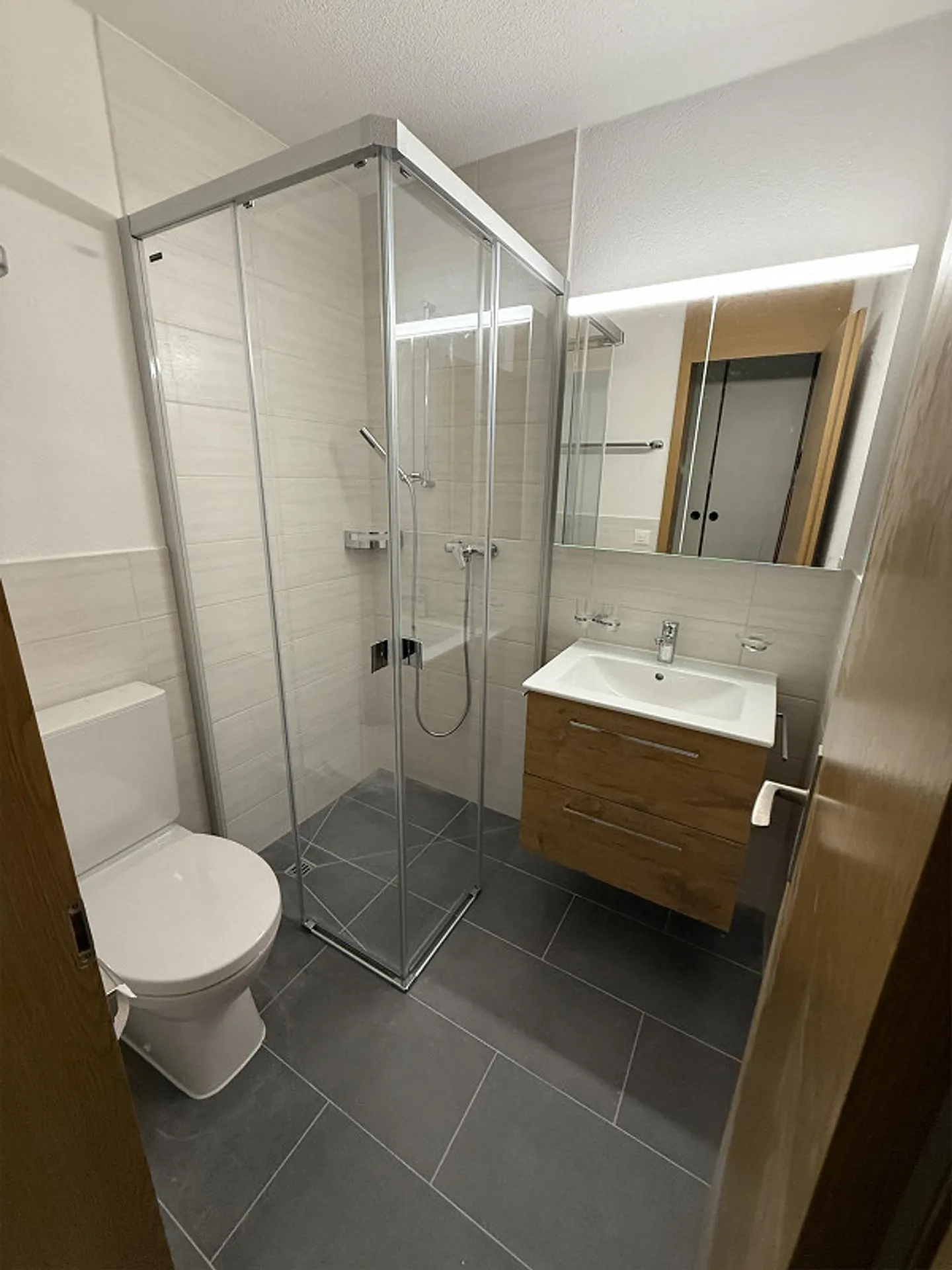 Appartement 4,5 pièces avec nouvelles salles de bains et cuisine 107 m2 - Photo 4 sur 20