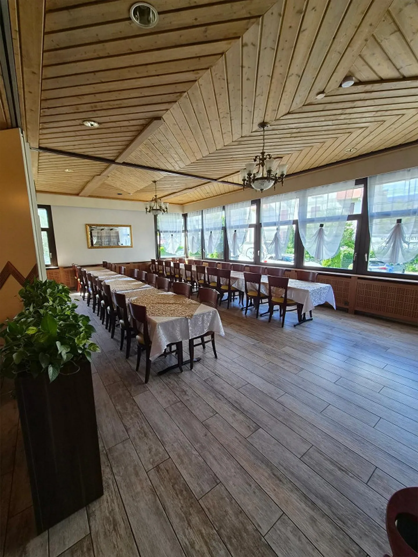 Experienced and innovative tenant for well-maintained restaurant - Photo 1 of 12
