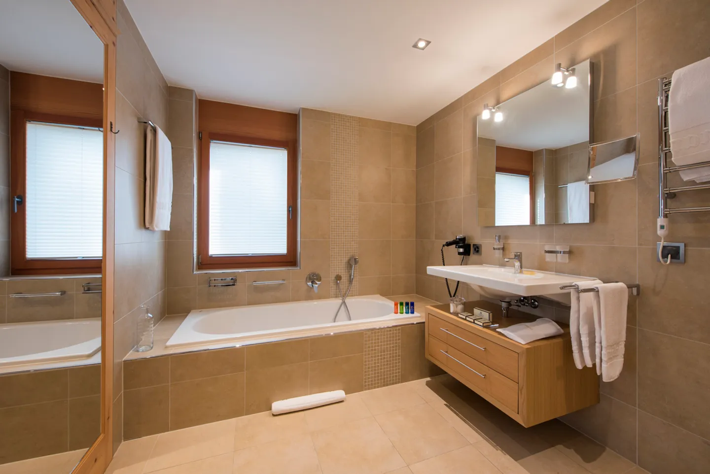 Chalet lussuoso con 4 appartamenti e piscina - Foto 5 di 18