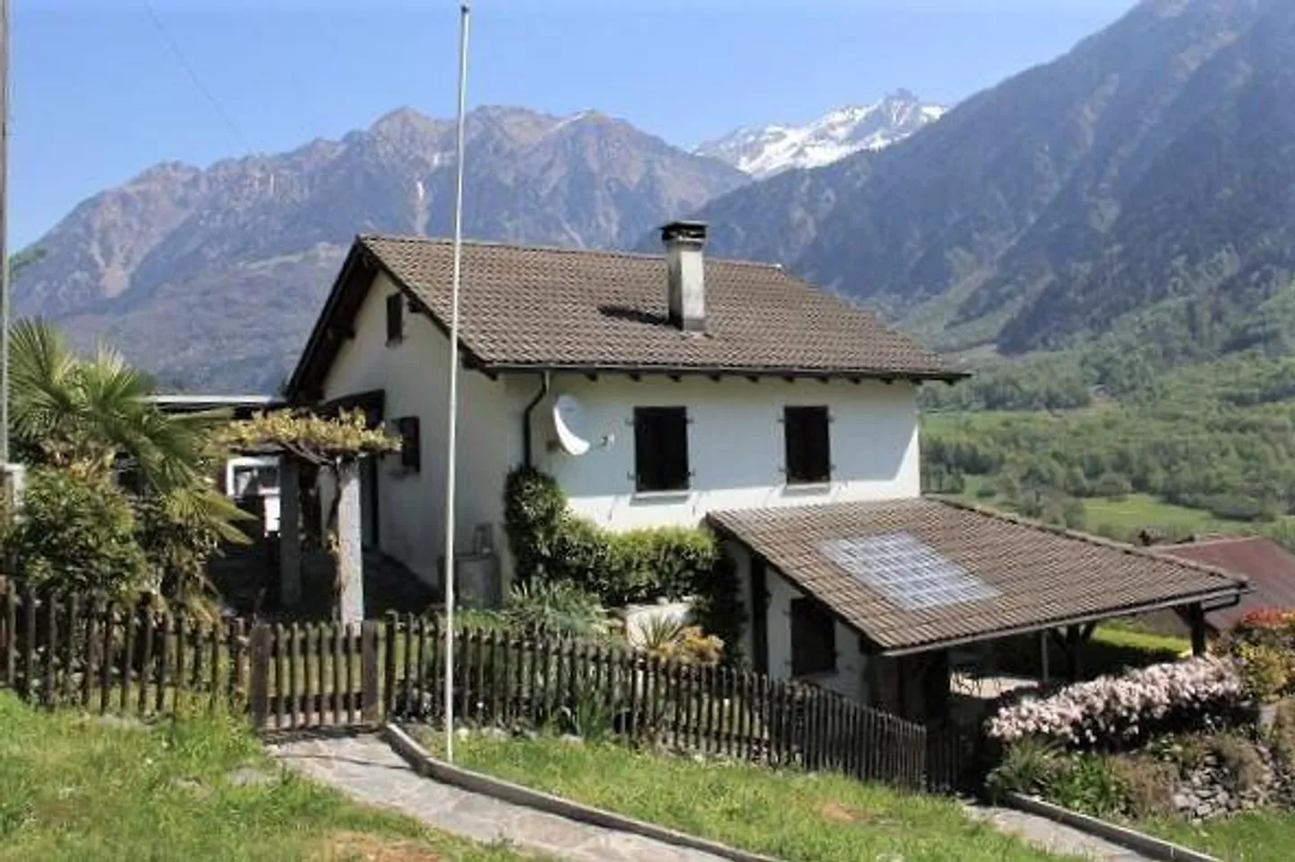 casa di 5 1/2 locali con giardino molto soleggiata con bella vista - Foto 1 di 31