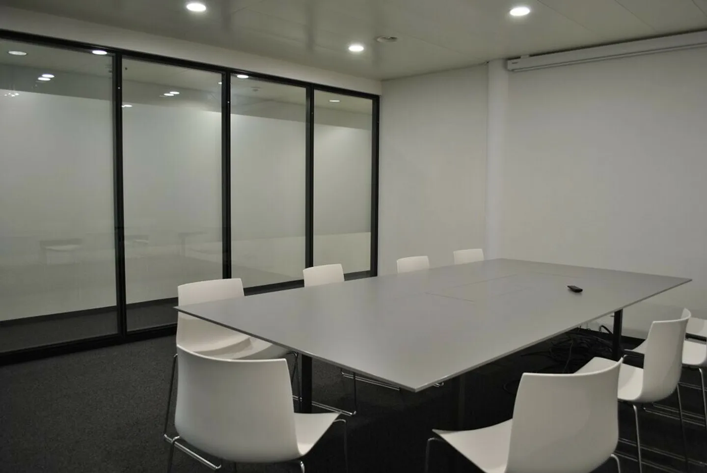 Bright office space of 133 m2 in the heart of Y-PARC - Photo 2 of 4